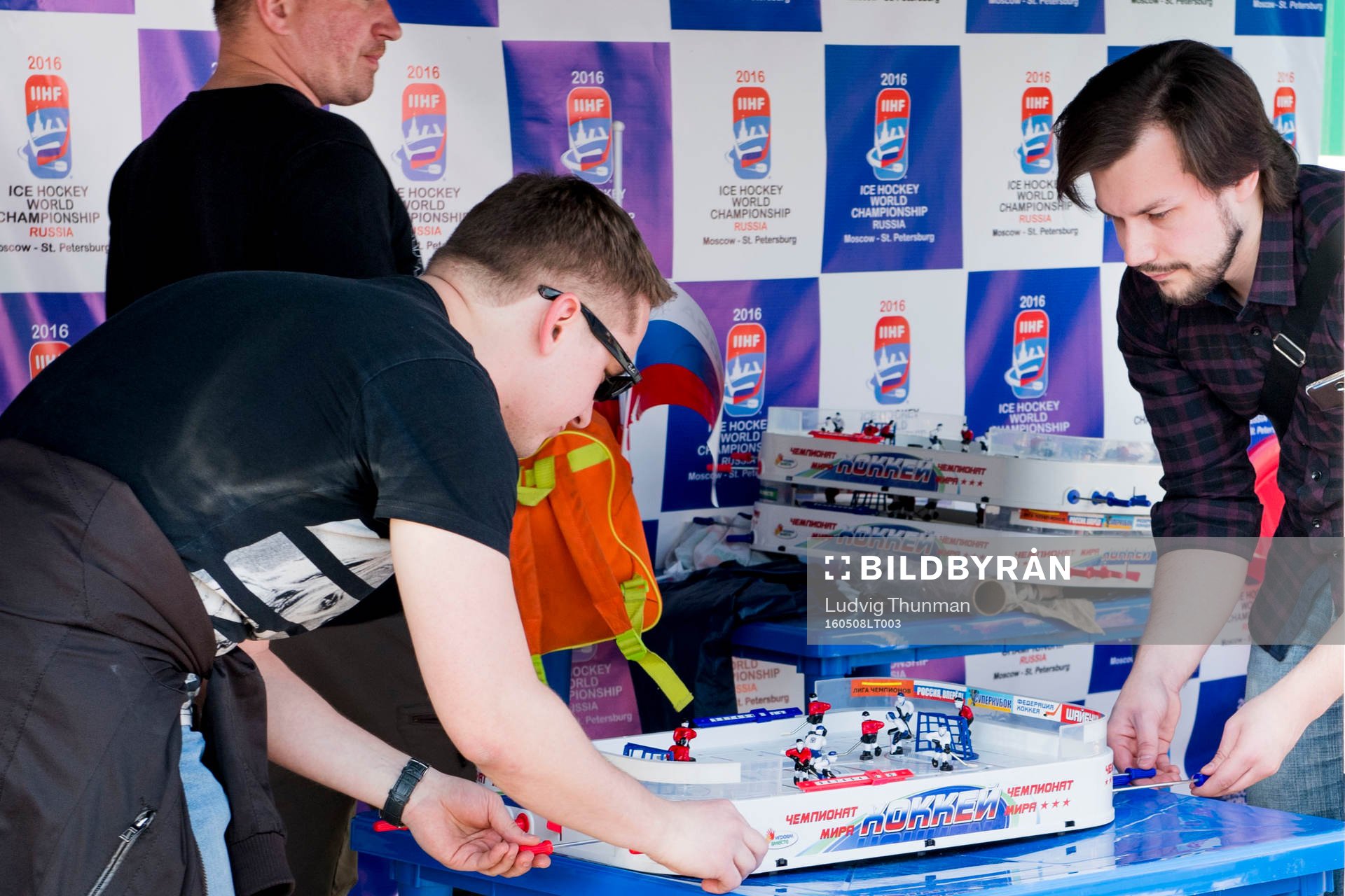 Två besökare spelar hockeyspel i Fan-Zone