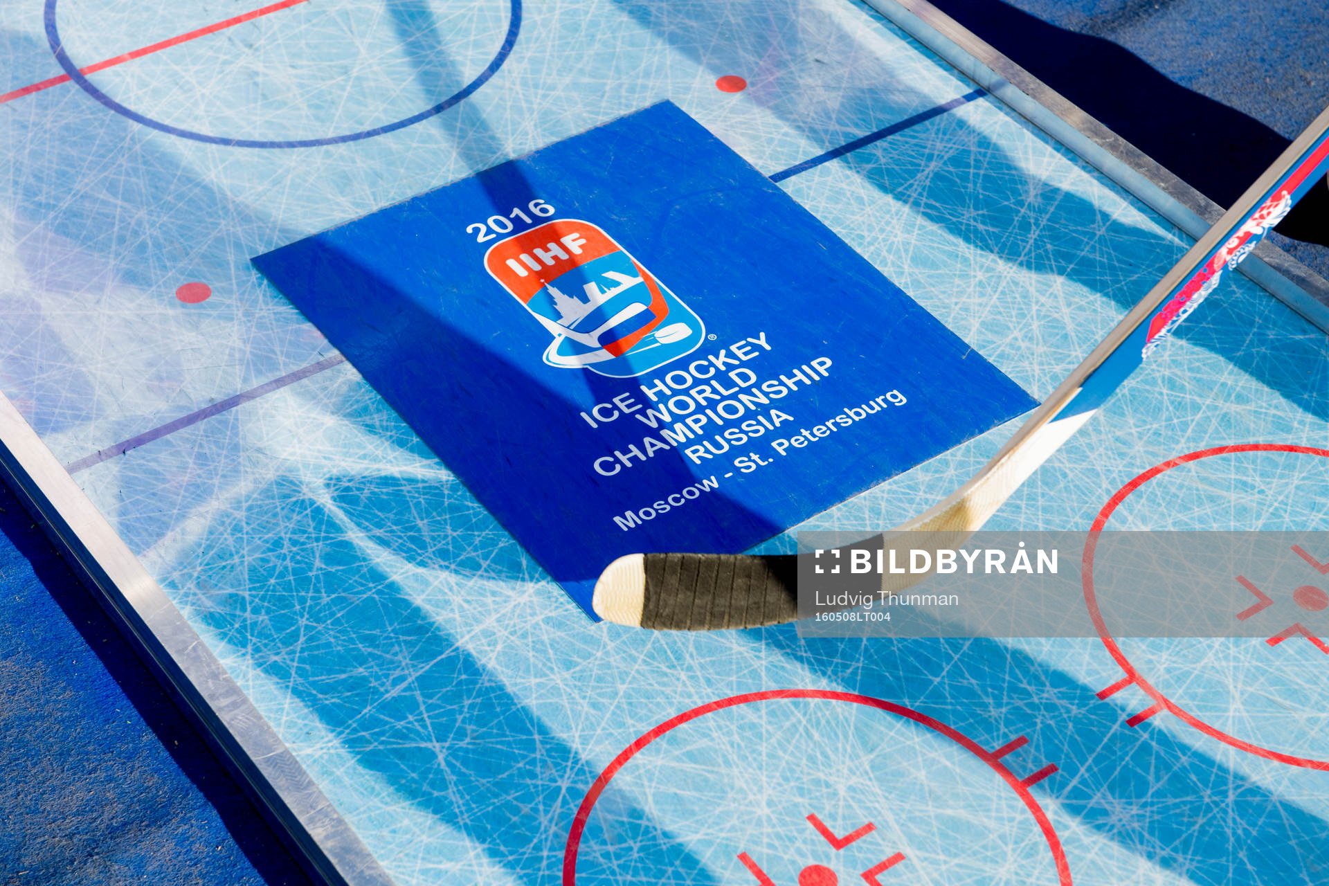 En supporter med ishockeyklubba deltar i en tävling