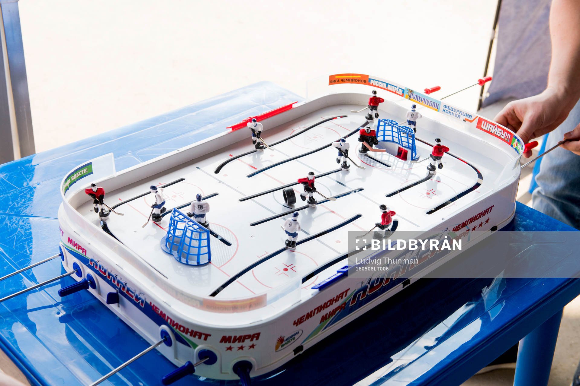 Supportrar spelar ishockeyspel i Fan-Zone