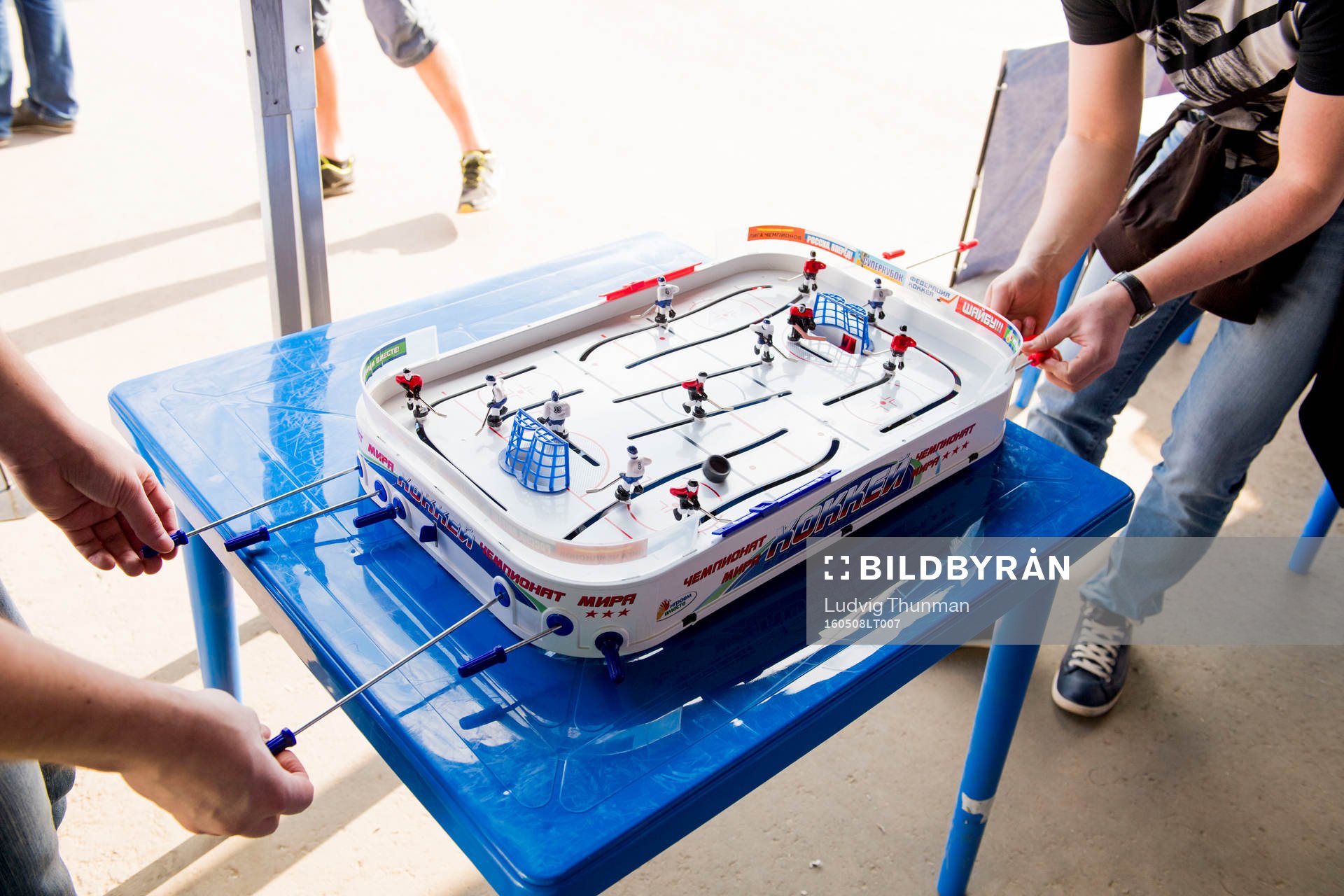 Supportrar spelar ishockeyspel i Fan-Zone