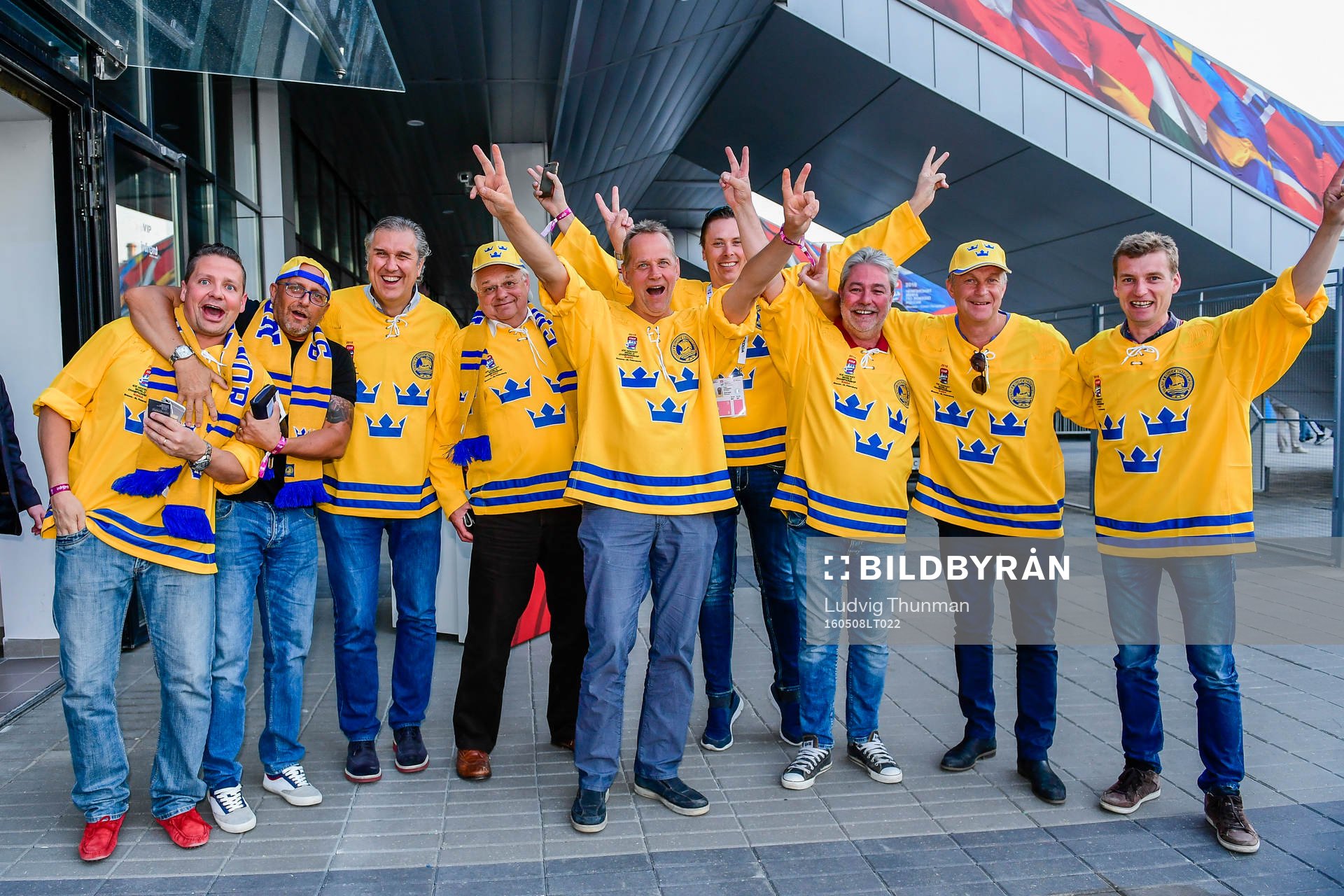 Svenska supportrar före ishockeymatchen i Ishockey-VM