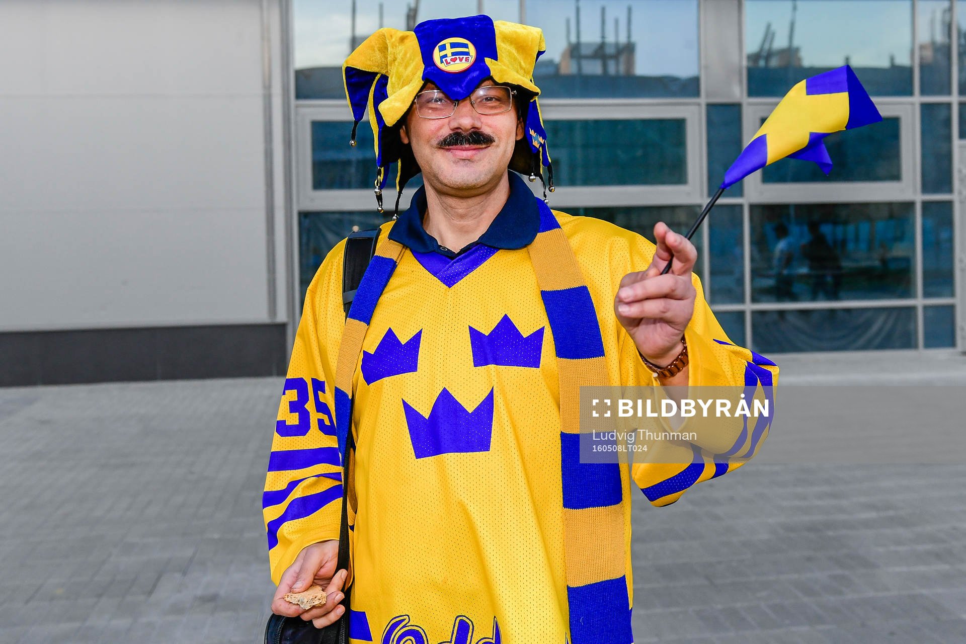 Svenska supportrar före ishockeymatchen i Ishockey-VM