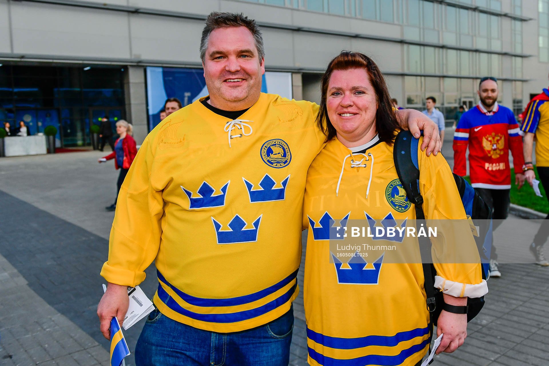Svenska supportrar före ishockeymatchen i Ishockey-VM