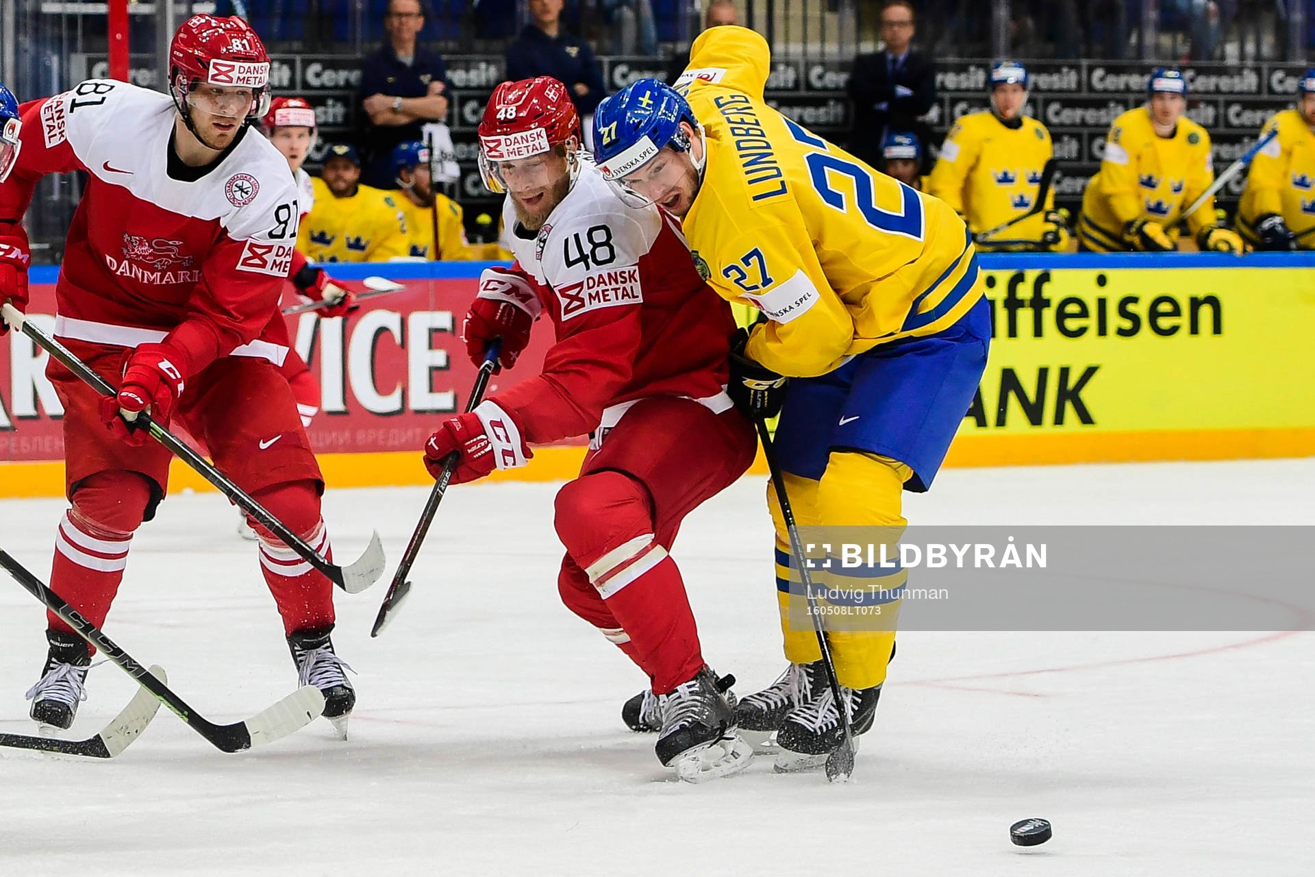 Danmarks Lars Eller och Nicholas Jensen i en kamp mot