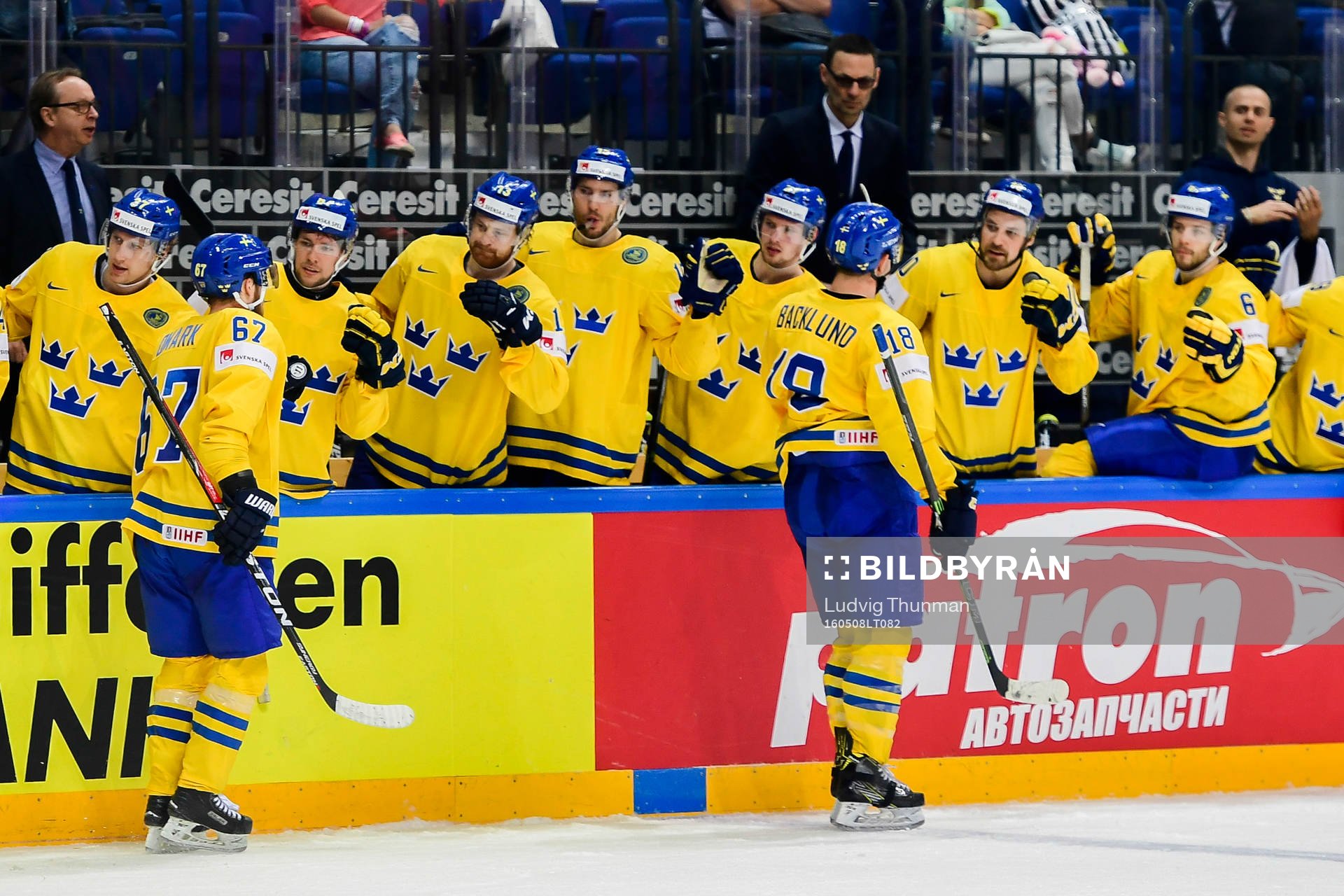 Sveriges Linus Omark och Mikael Backlund jublar med