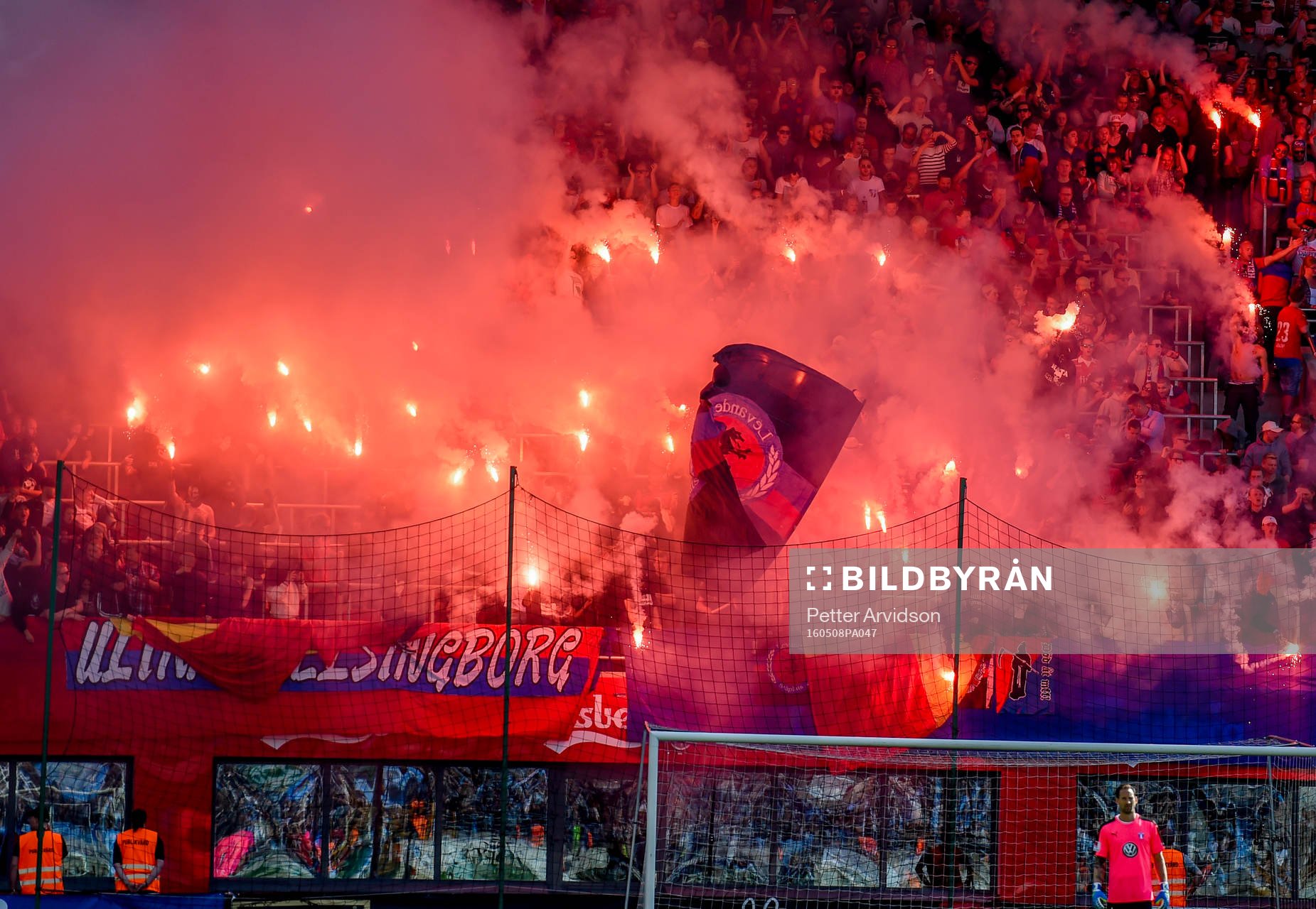 Helsingborgs supportrar med bengaler