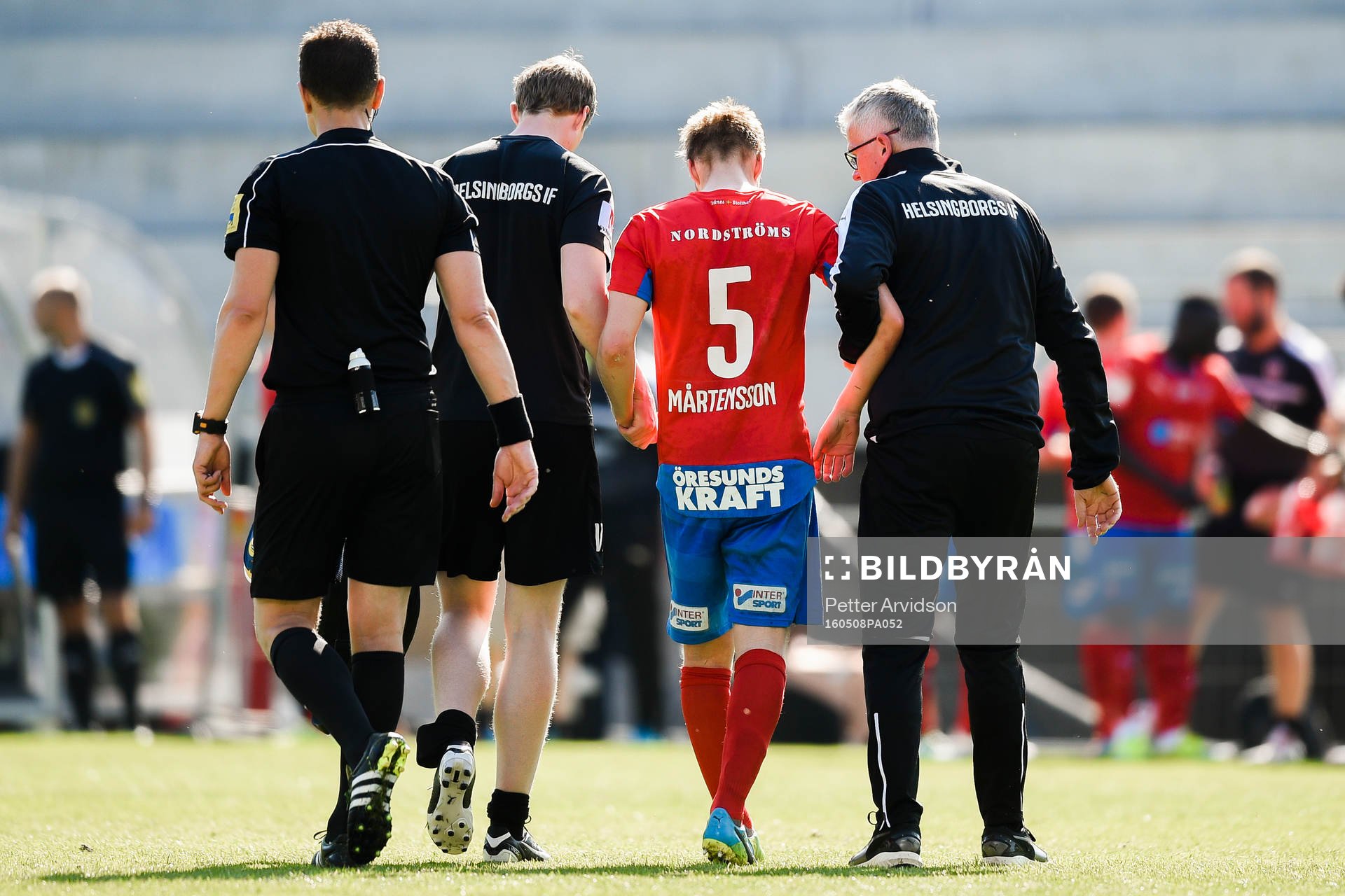 Helsingborgs Johan Mårtensson lämnar planen skadad