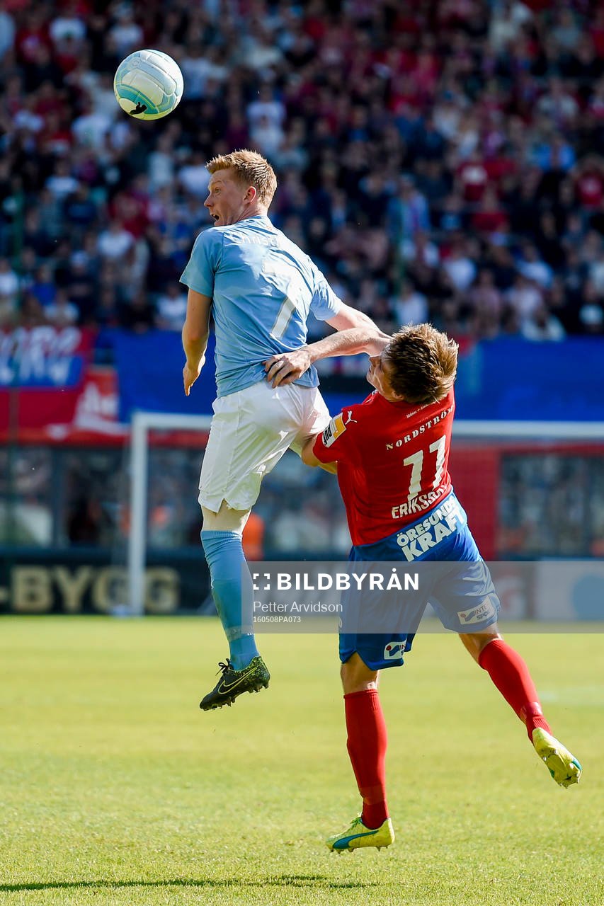 Helsingborgs Adam Eriksson kolliderar med Malmö FFs Anders