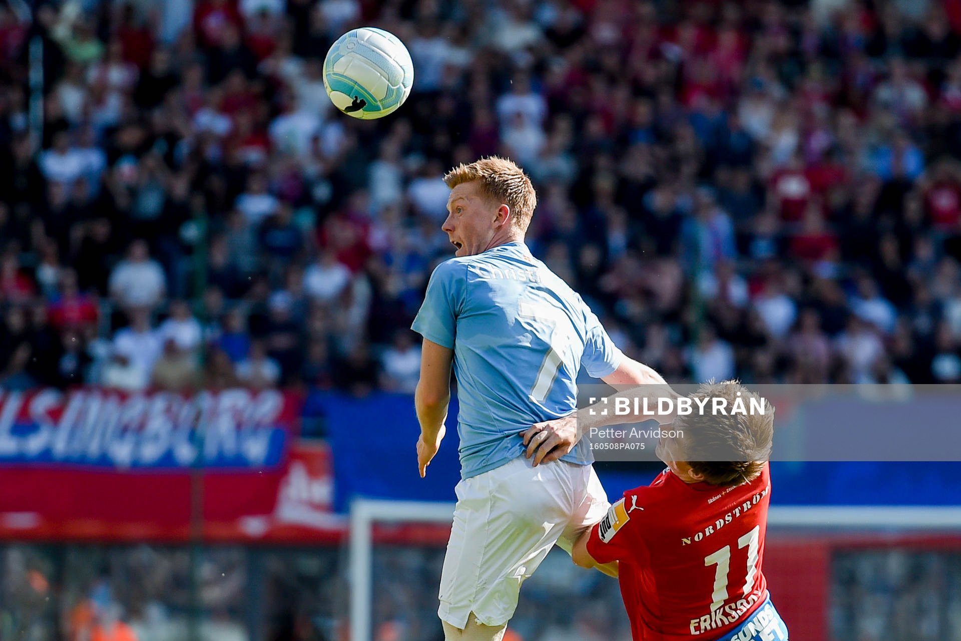 Helsingborgs Adam Eriksson kolliderar med Malmö FFs Anders
