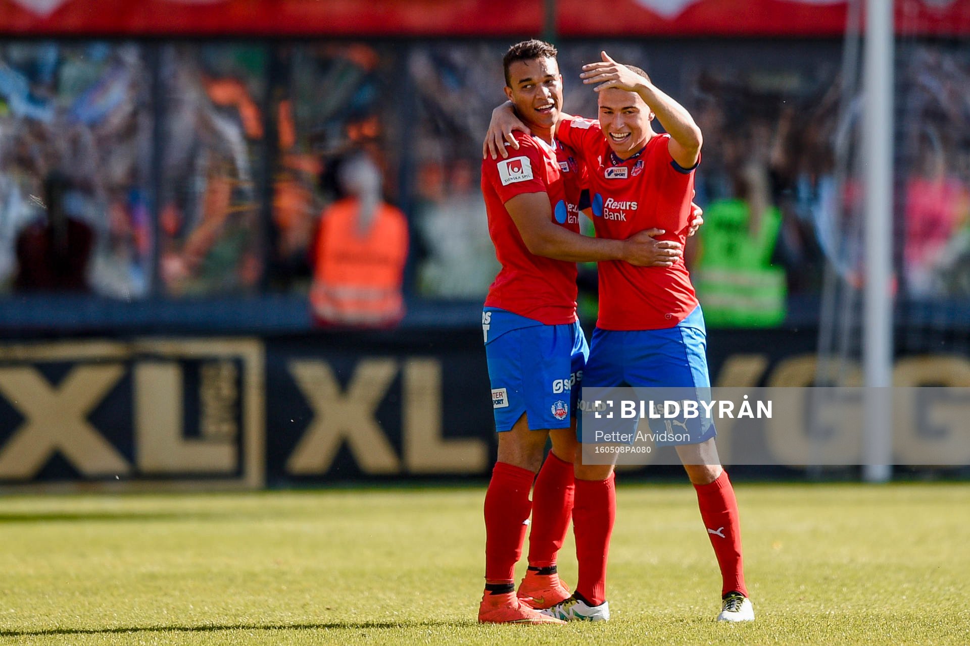 Helsingborgs målskyttar Matthew Rusike och Jordan Larsson jublar efter fotbollsmatchen i Allsvenskan mellan Helsingborg och Malmö FF den 8 maj 2016 i Helsingborg.