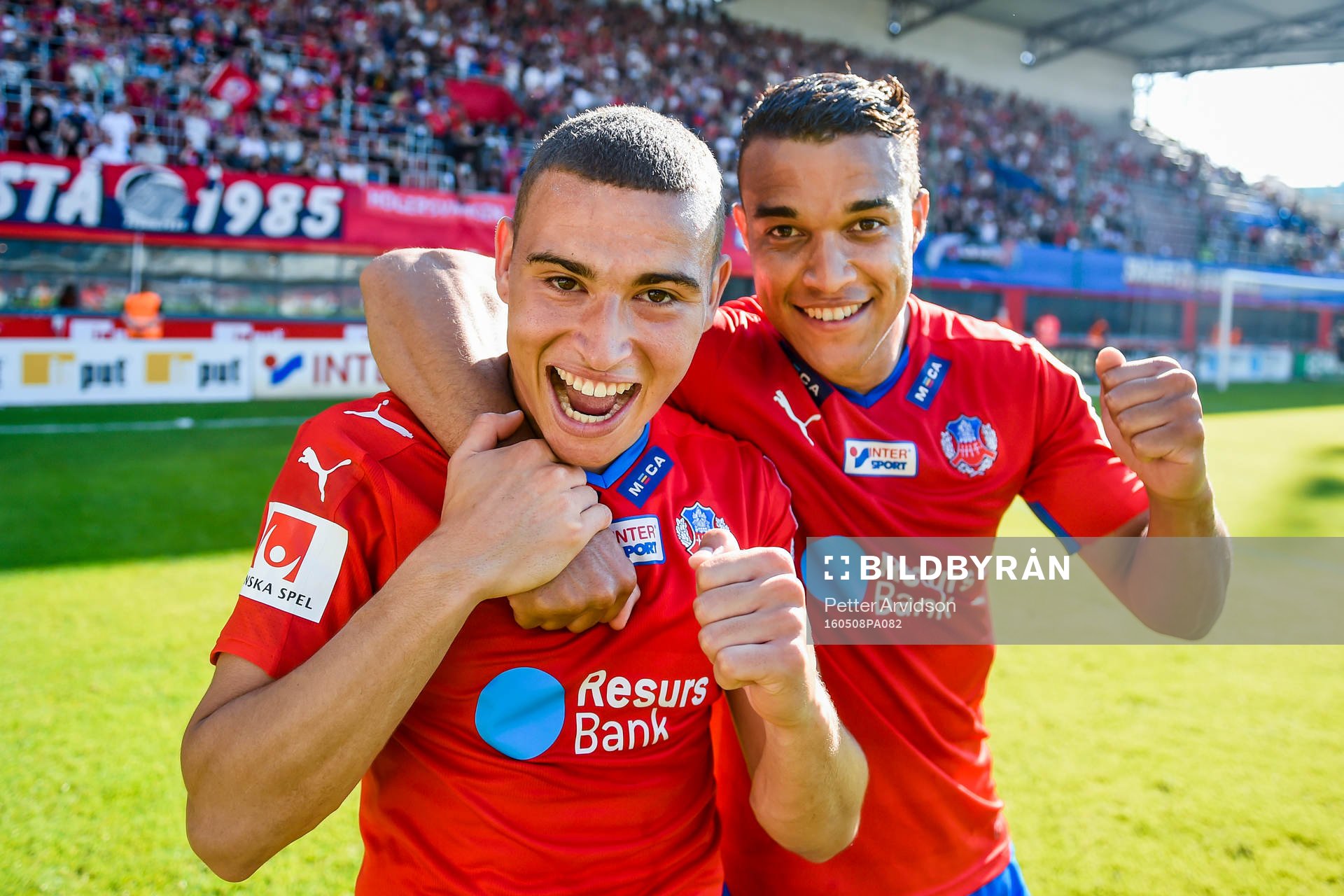 Helsingborgs målskyttar Matthew Rusike och Jordan Larsson jublar efter fotbollsmatchen i Allsvenskan mellan Helsingborg och Malmö FF den 8 maj 2016 i Helsingborg.