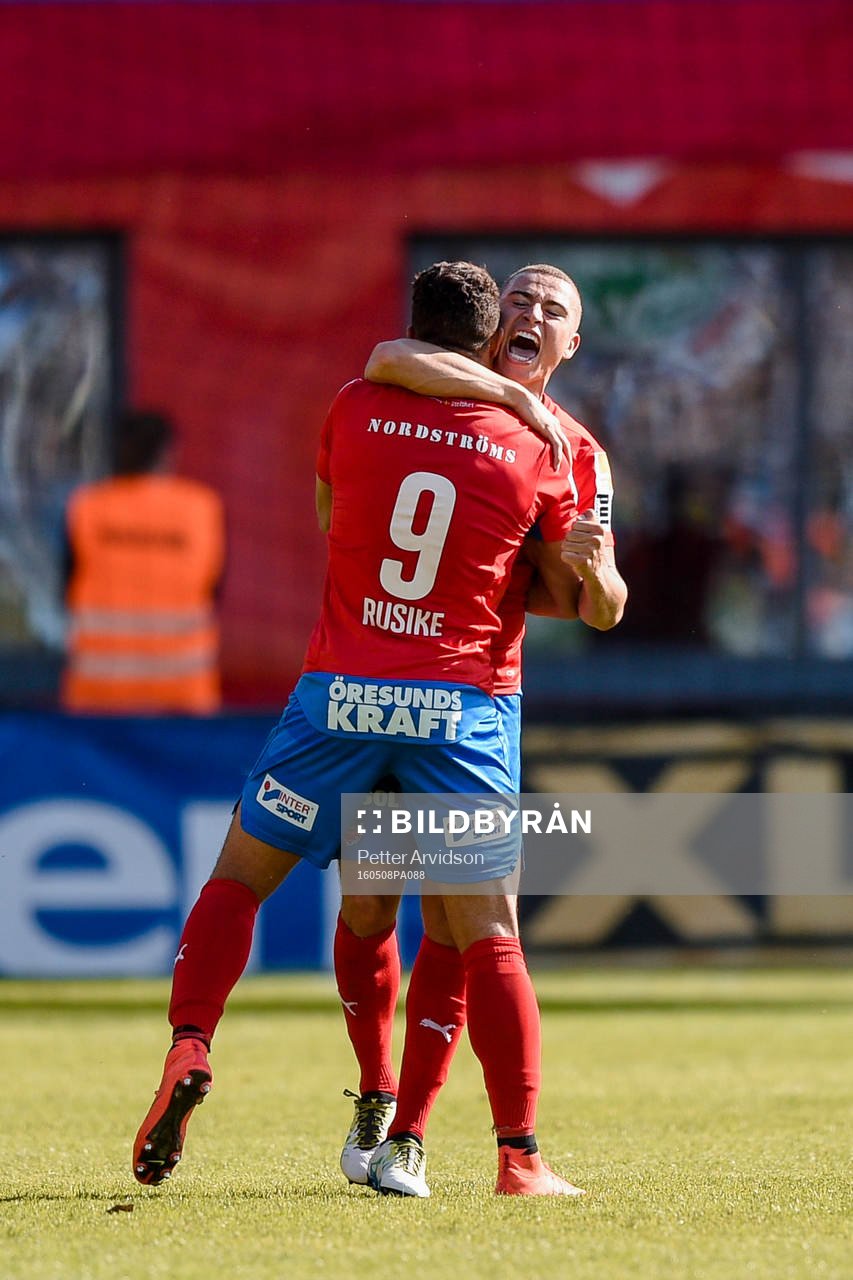 Helsingborgs Jordan Larsson och Matthew Rusike  jublar