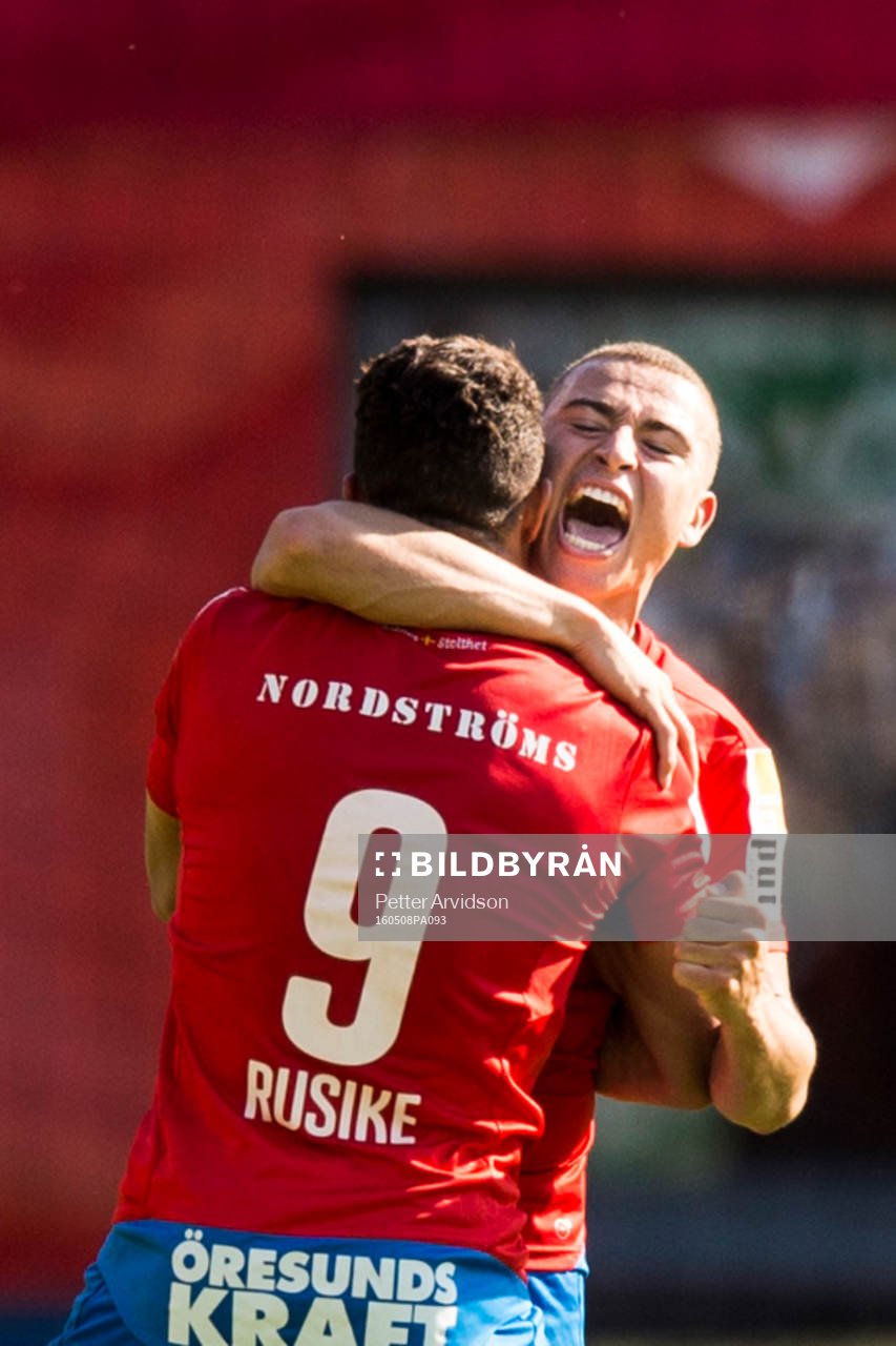 Helsingborgs Matthew Rusike och Jordan Larsson jublar efter fotbollsmatchen i Allsvenskan mellan Helsingborg och Malmö FF den 8 maj 2016 i Helsingborg.