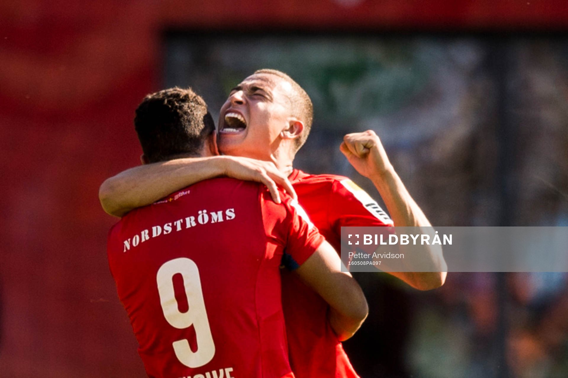 Helsingborgs Matthew Rusike och Jordan Larsson jublar
