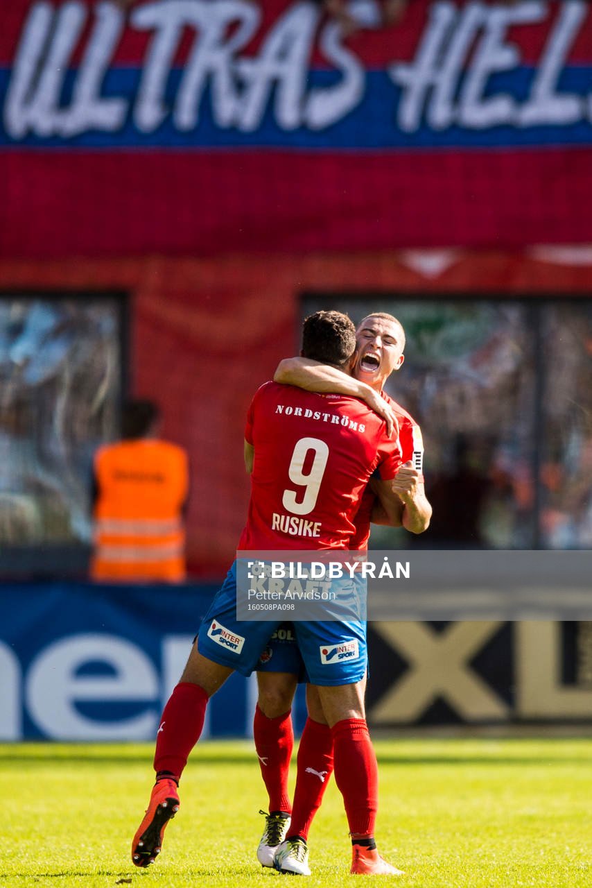 Helsingborgs Matthew Rusike och Jordan Larsson jublar