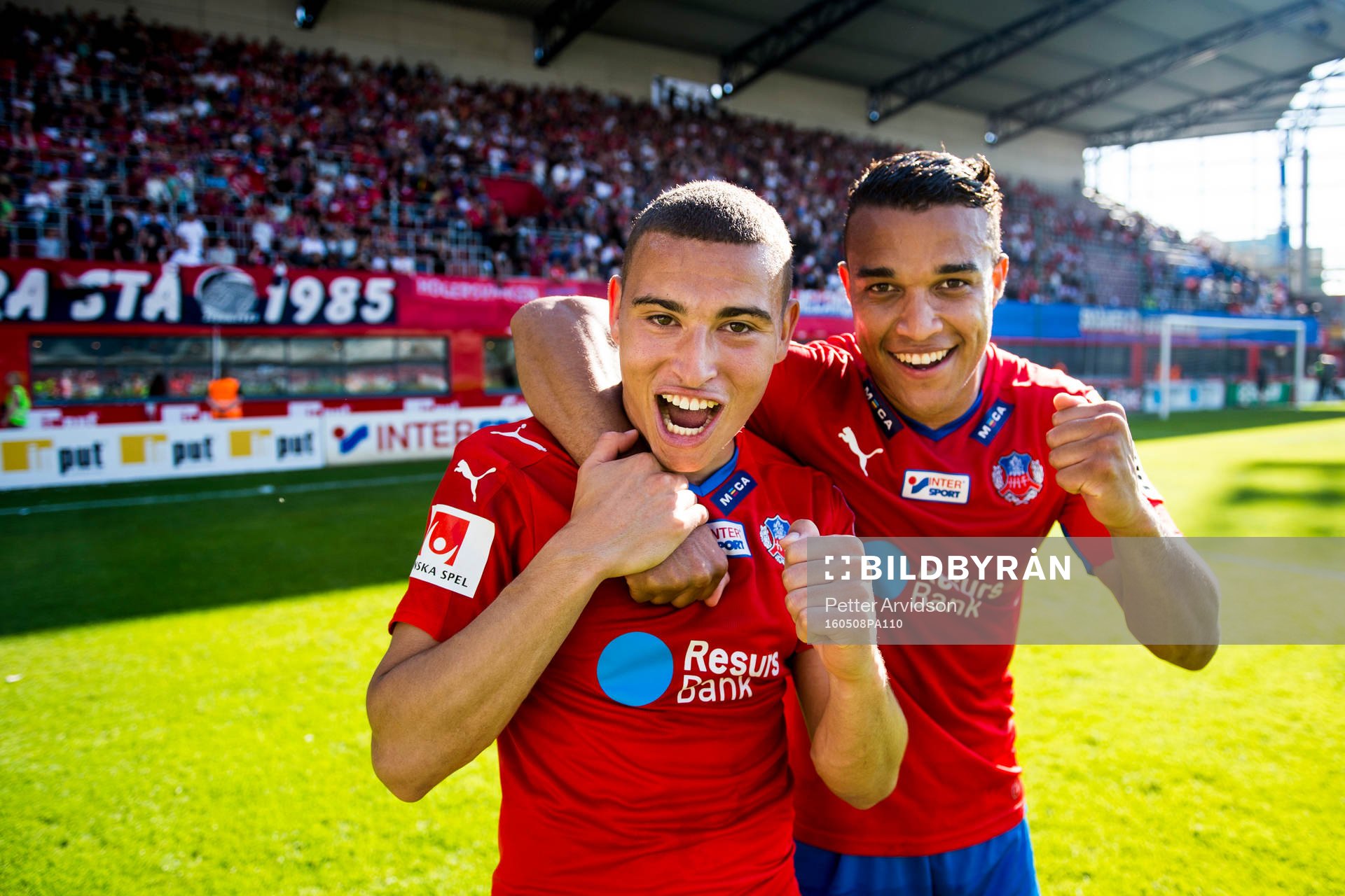 Helsingborgs två målskyttar Jordan Larsson och Matthew Rusike jublar efter fotbollsmatchen i Allsvenskan mellan Helsingborg och Malmö FF den 8 maj 2016 i Helsingborg.