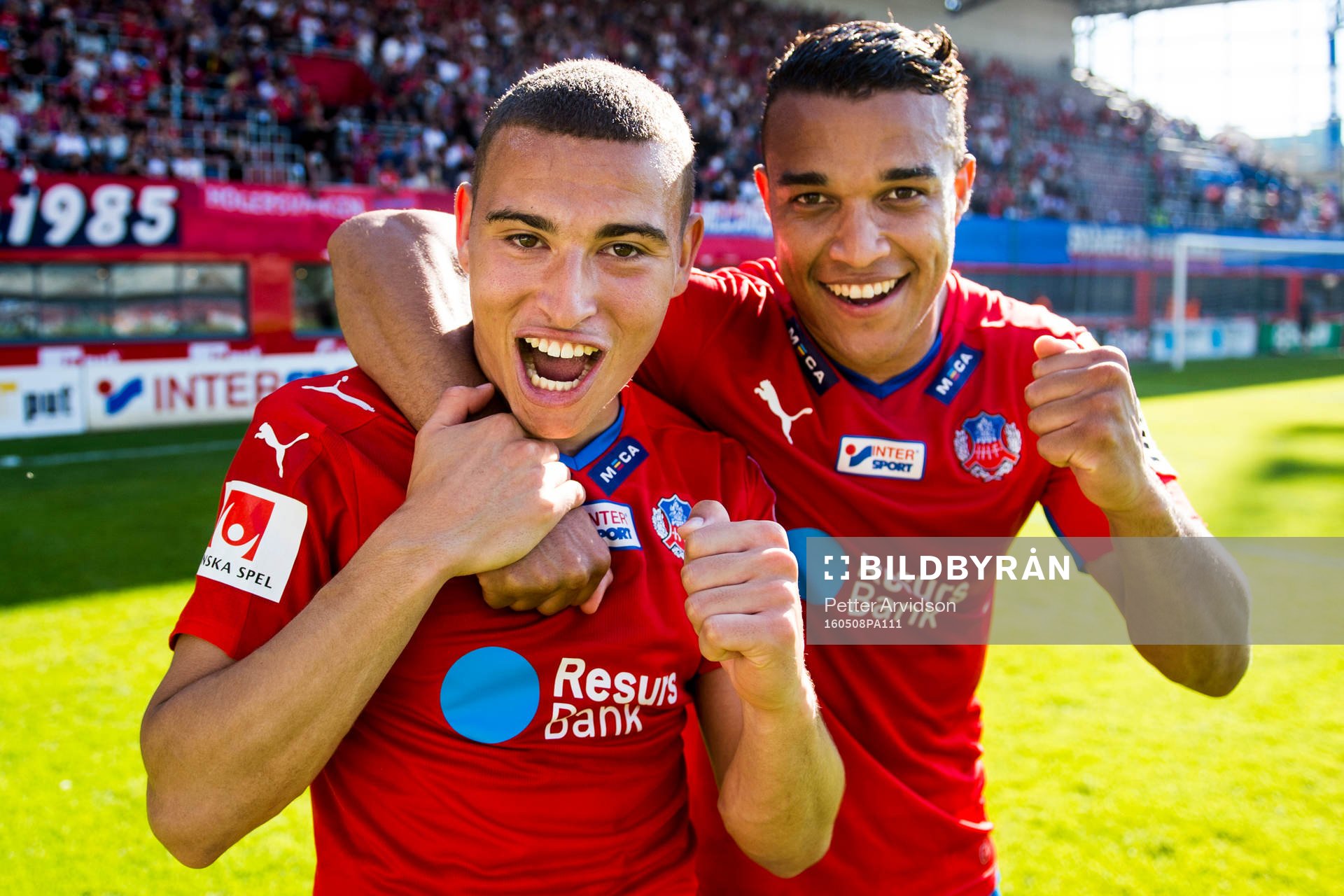 Helsingborgs två målskyttar Jordan Larsson och Matthew Rusike jublar efter fotbollsmatchen i Allsvenskan mellan Helsingborg och Malmö FF den 8 maj 2016 i Helsingborg.