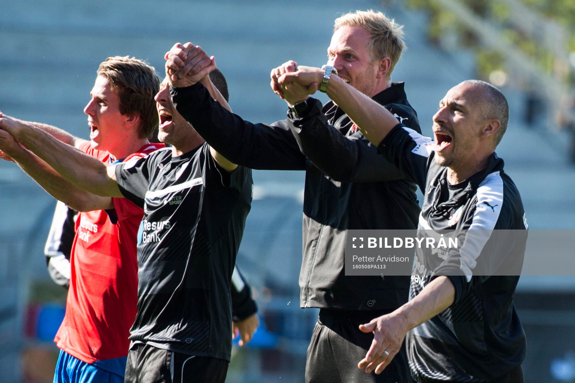Helsingborgs manager Henrik Larsson och assisterande tränare Jonas Eidevall jublar mot publiken efter fotbollsmatchen i Allsvenskan mellan Helsingborg och Malmö FF den 8 maj 2016 i Helsingborg.