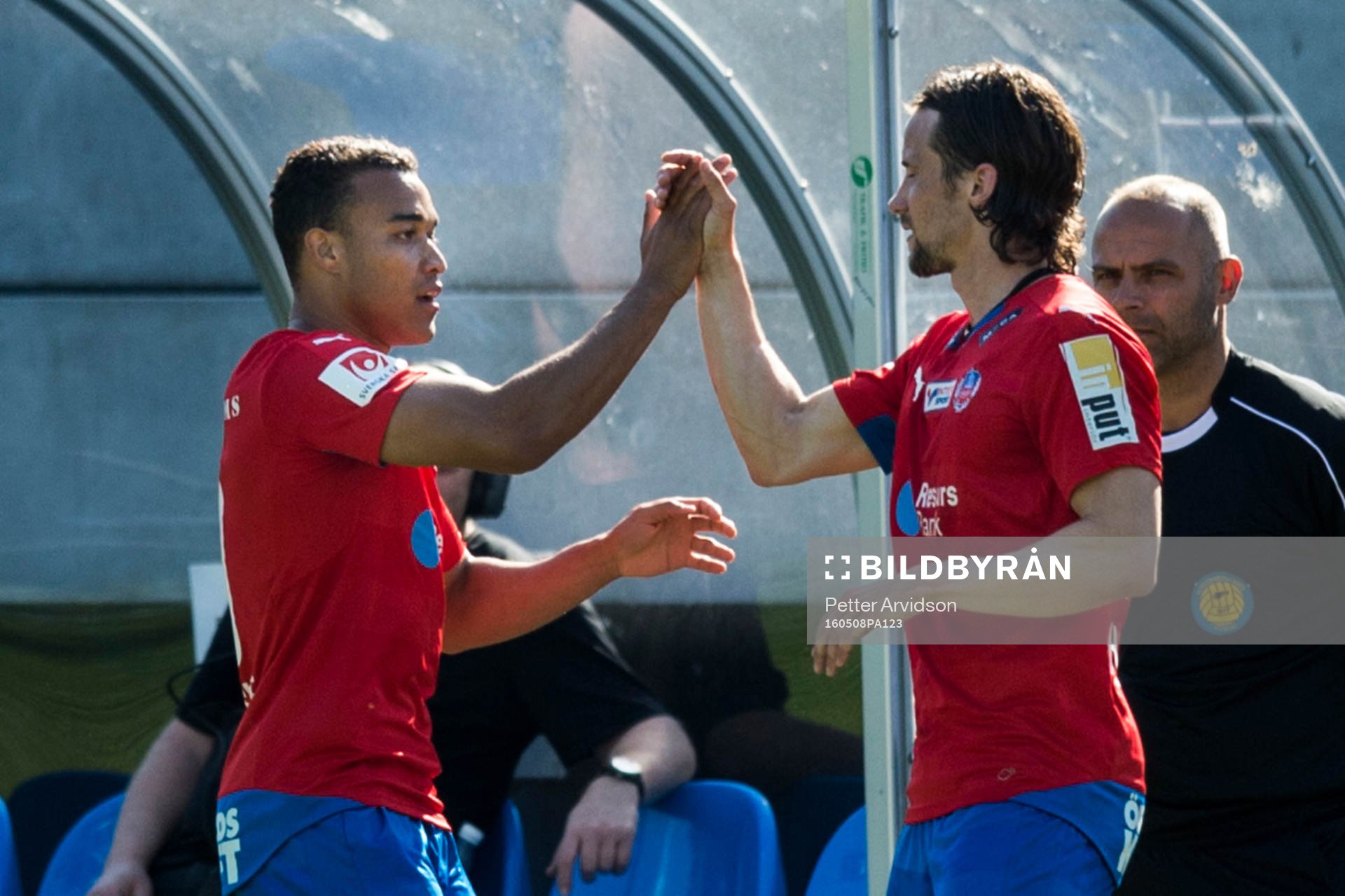 Helsingborgs Matthew Rusike och Linus Hallenius