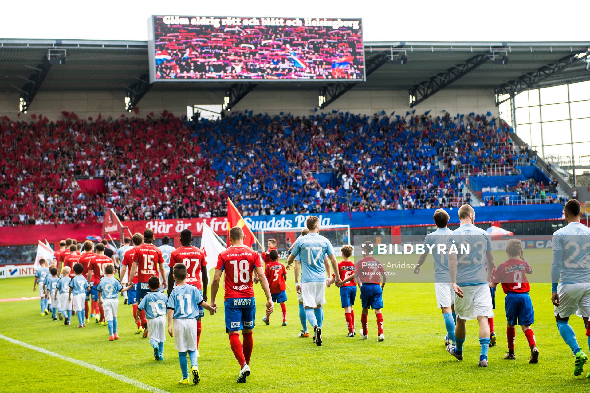 Spelarna gör entré och Helsingborgs supportrar har ett