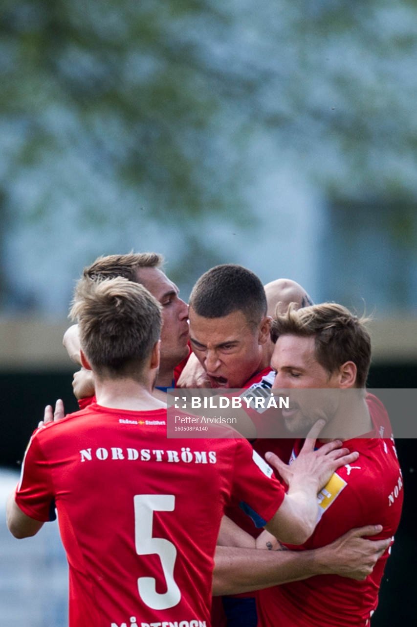 Helsingborgs Jordan Larsson (m) jublar med lagkamrater