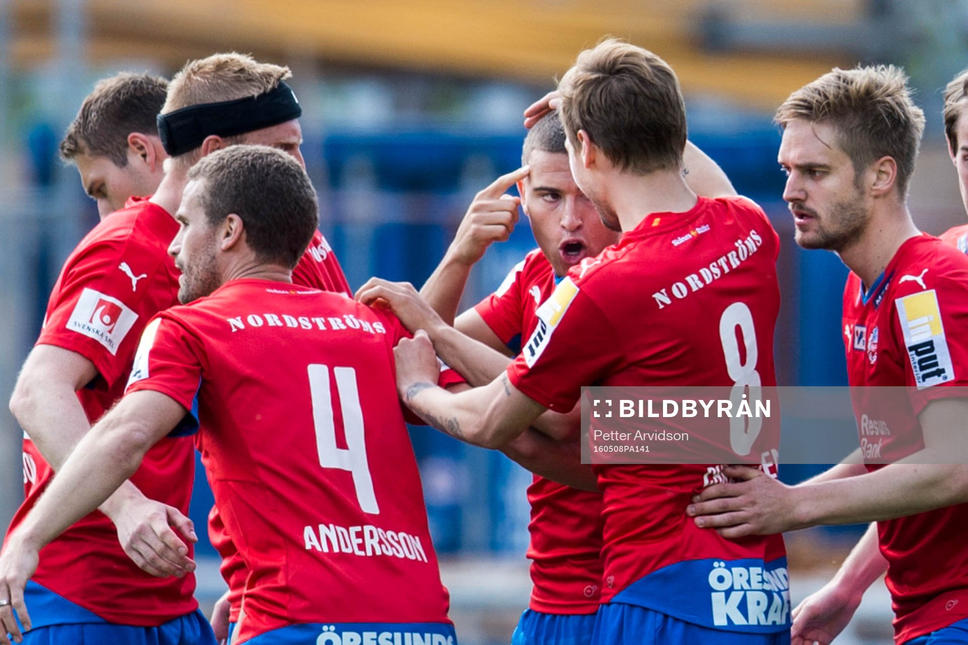 Helsingborgs Jordan Larsson (m) jublar med Martin