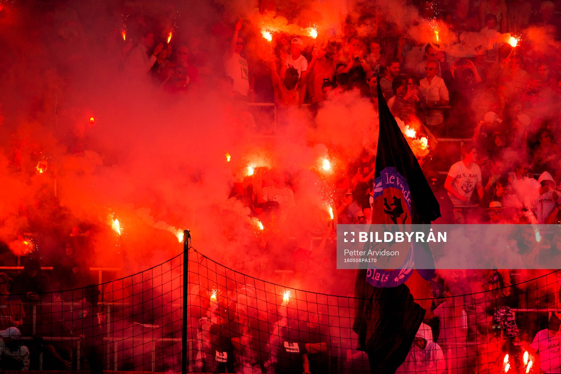 Helsingborgs supportrar med bengaler