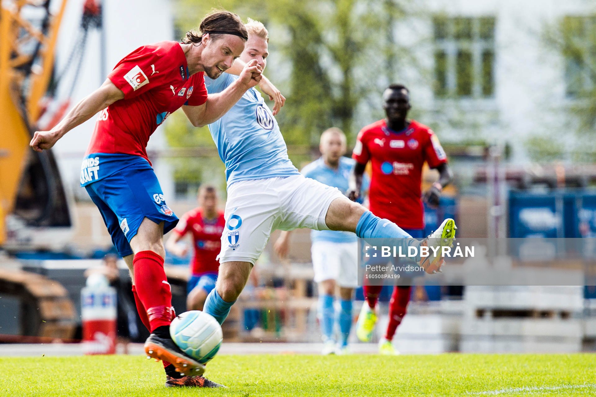 Helsingborgs Linus Hallenius och Malmö FFs Oscar Lewicki