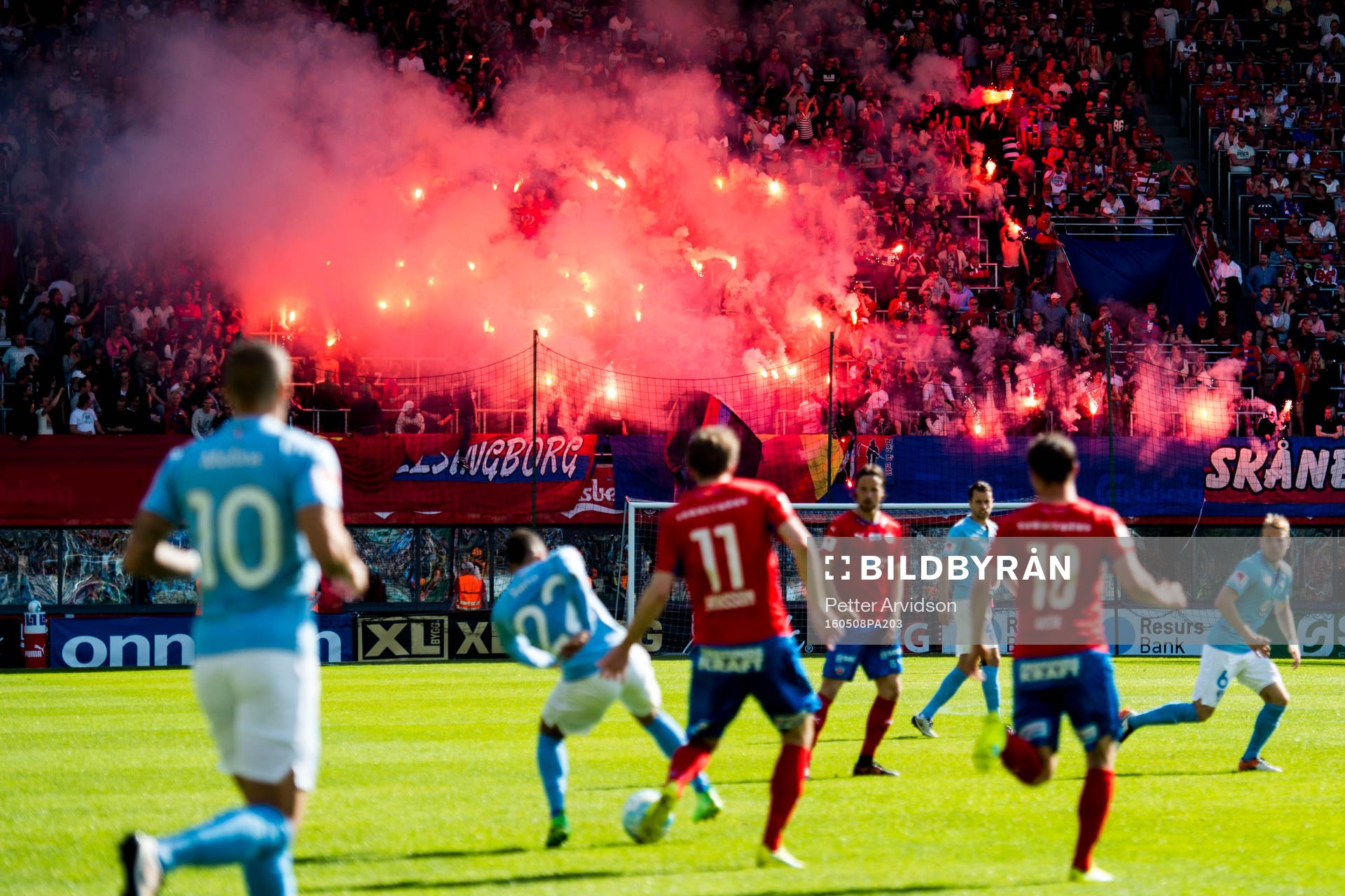 Helsingborgs supportrar med bengaler