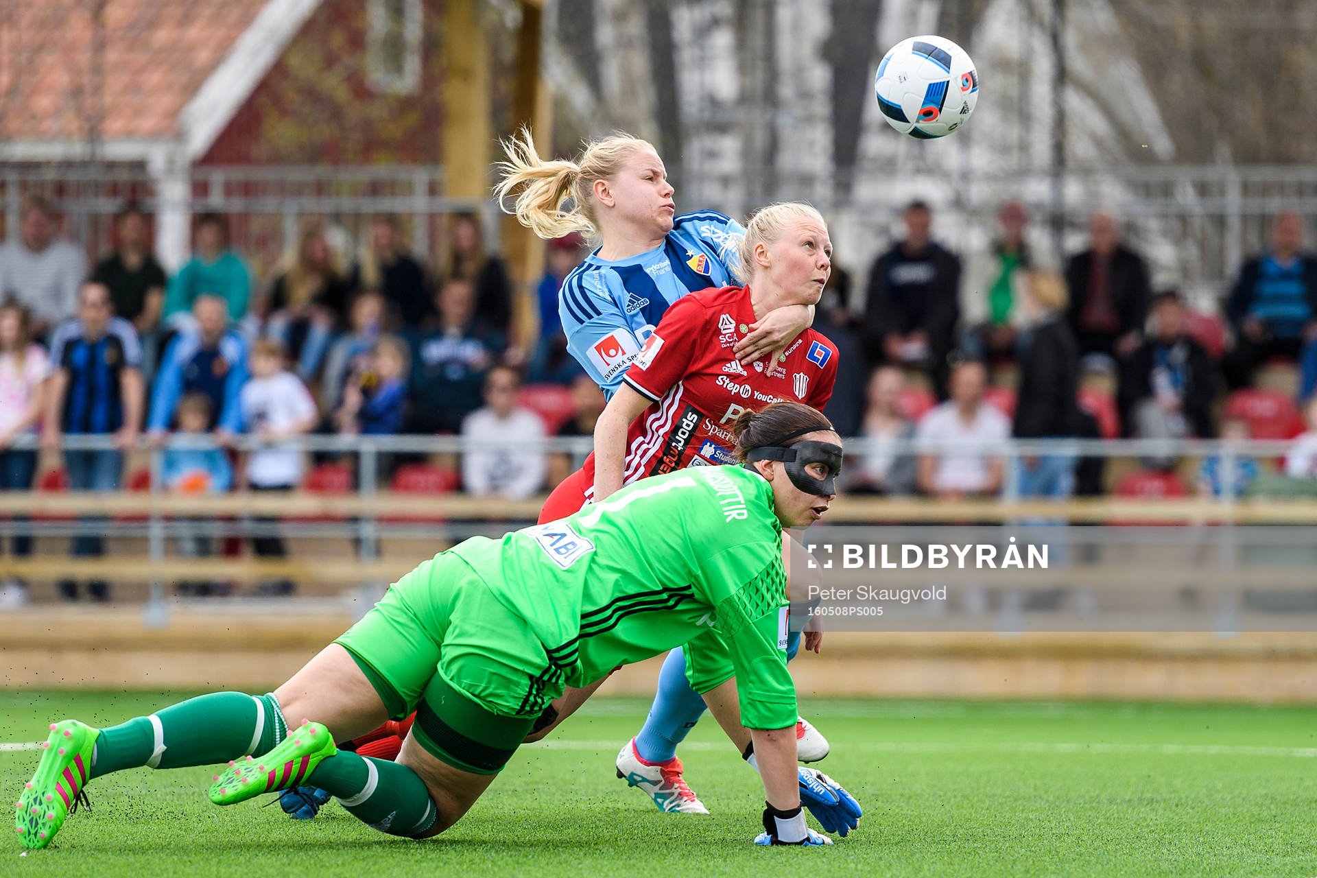 Piteås Elin Bragnum nickar in 1-0 till Piteå