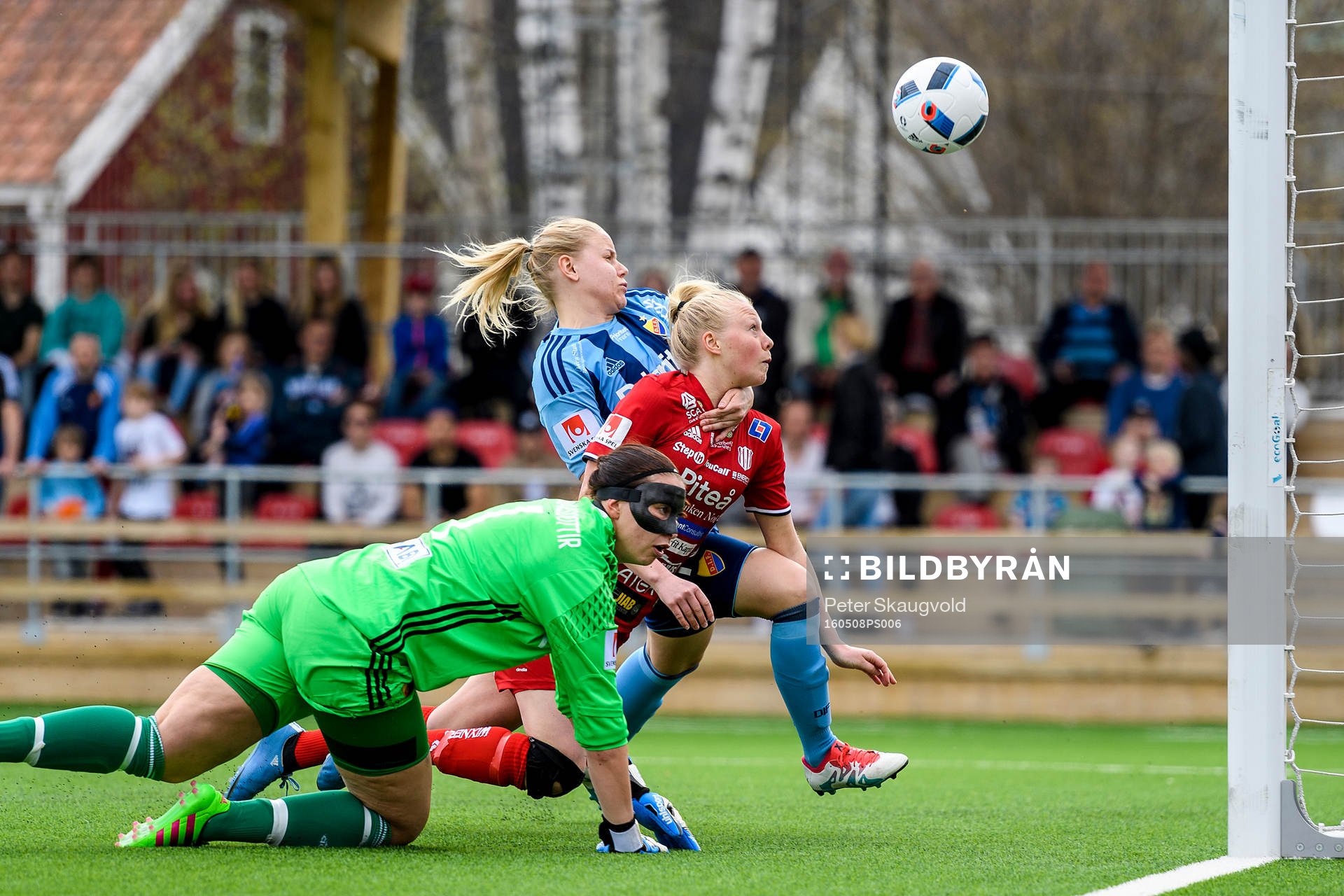 Piteås Elin Bragnum nickar in 1-0 till Piteå
