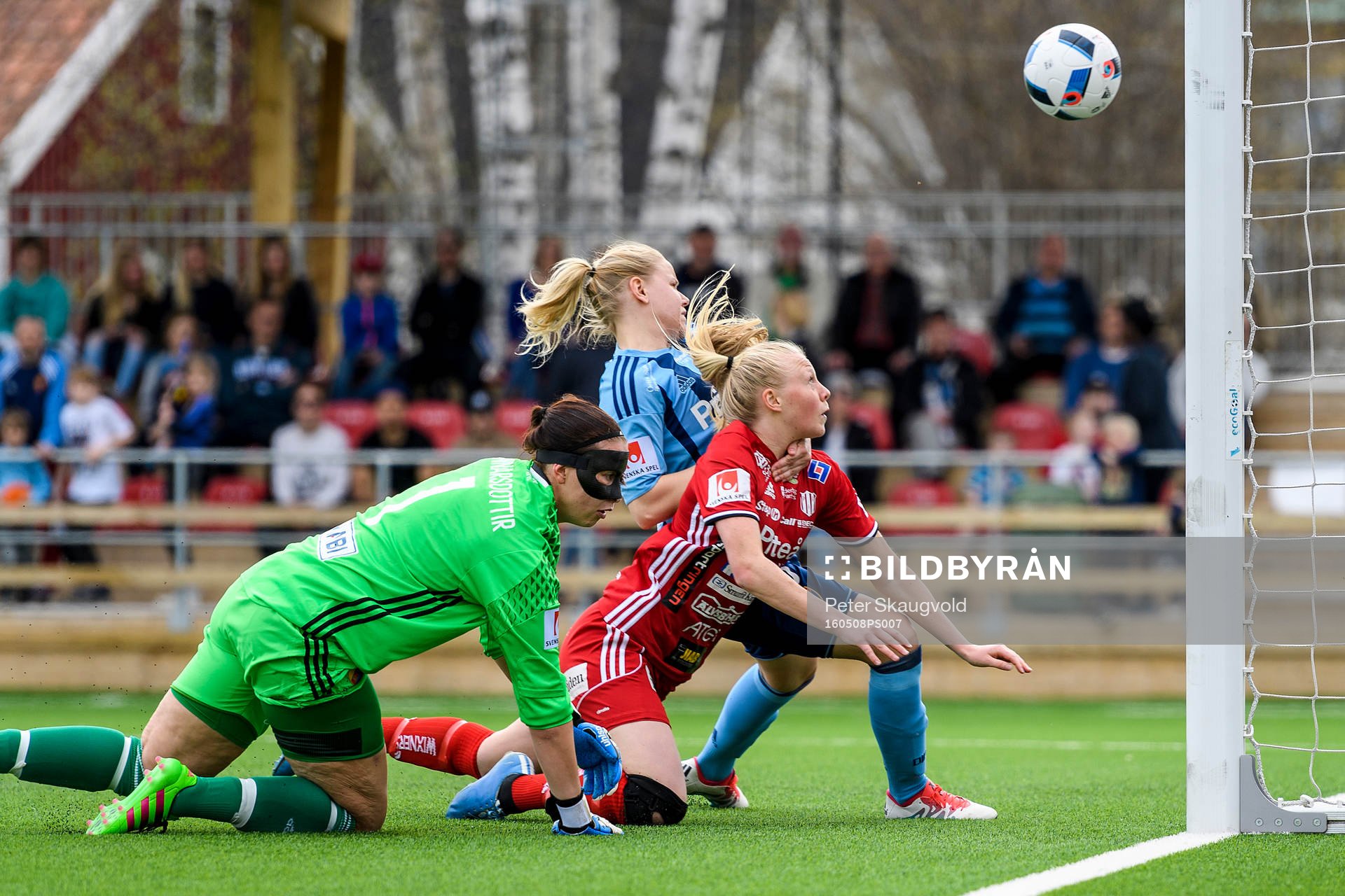 Piteås Elin Bragnum nickar in 1-0 till Piteå