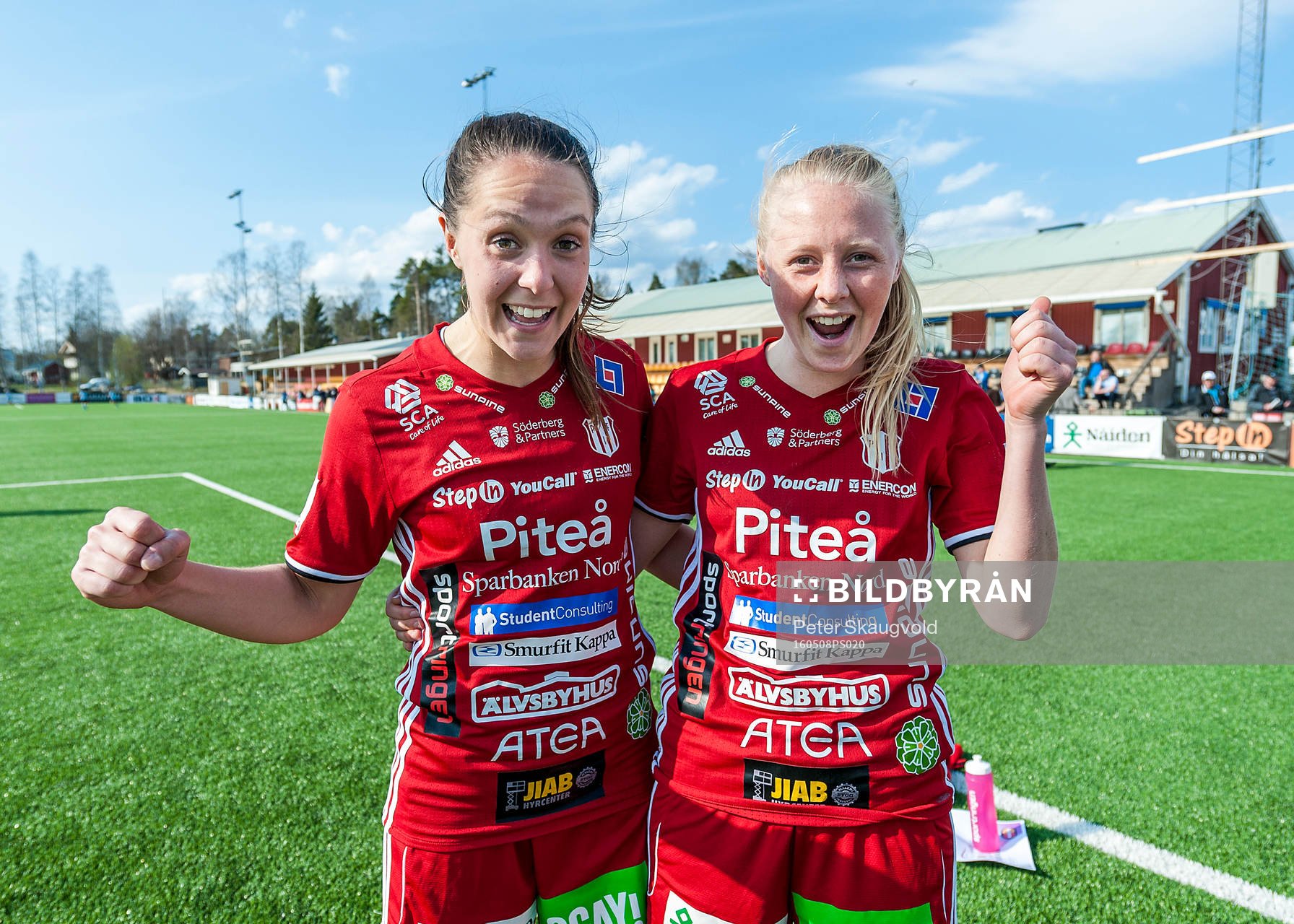 Piteås Felicia Karlsson (v) och Elin Bragnum (h) jublar