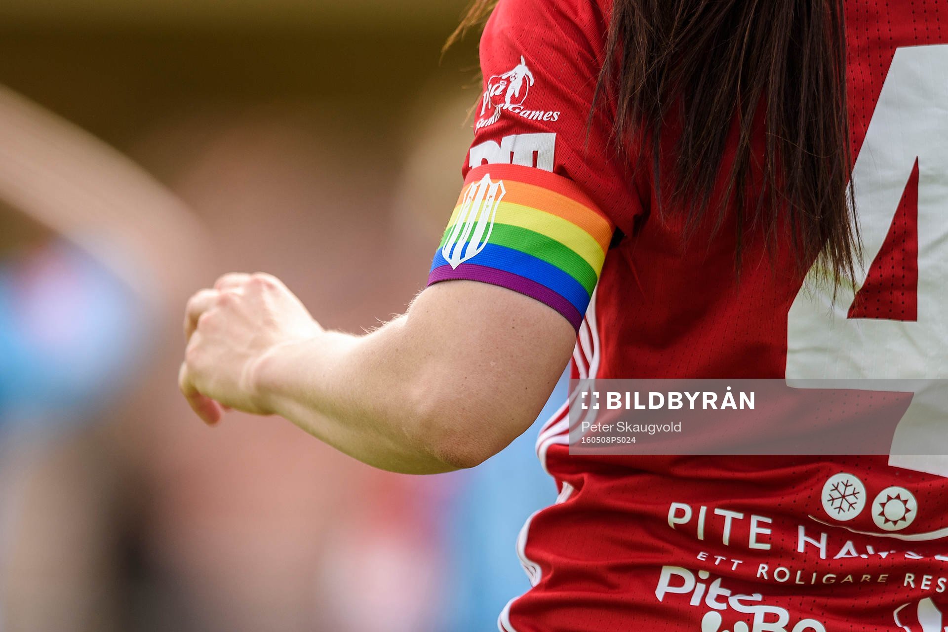 Piteås Josefin Johansson regnbågsfärgade kaptensbindel