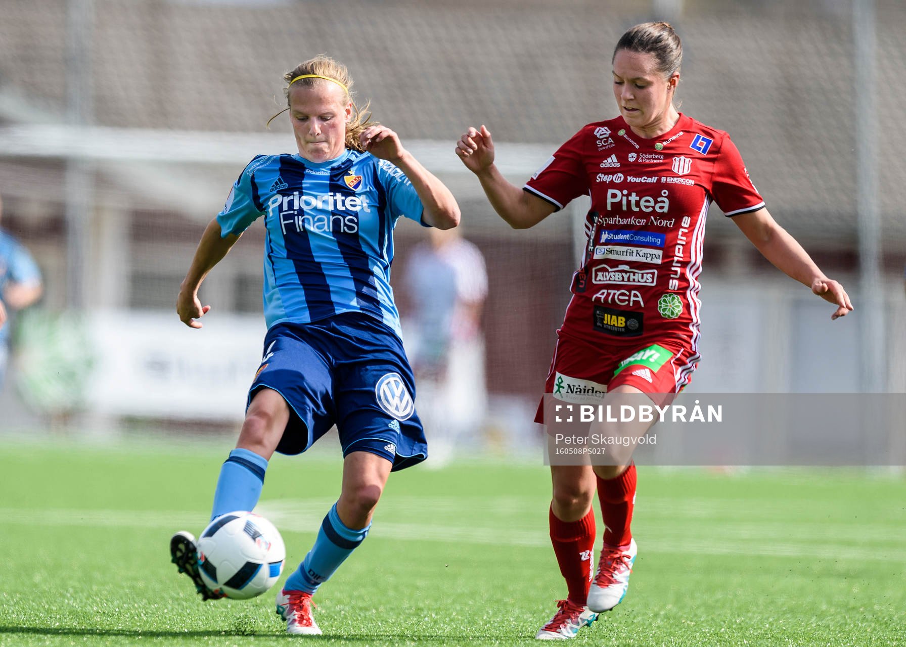 Djurgårdens Annika Kukkonen och Piteås Felicia Karlsson