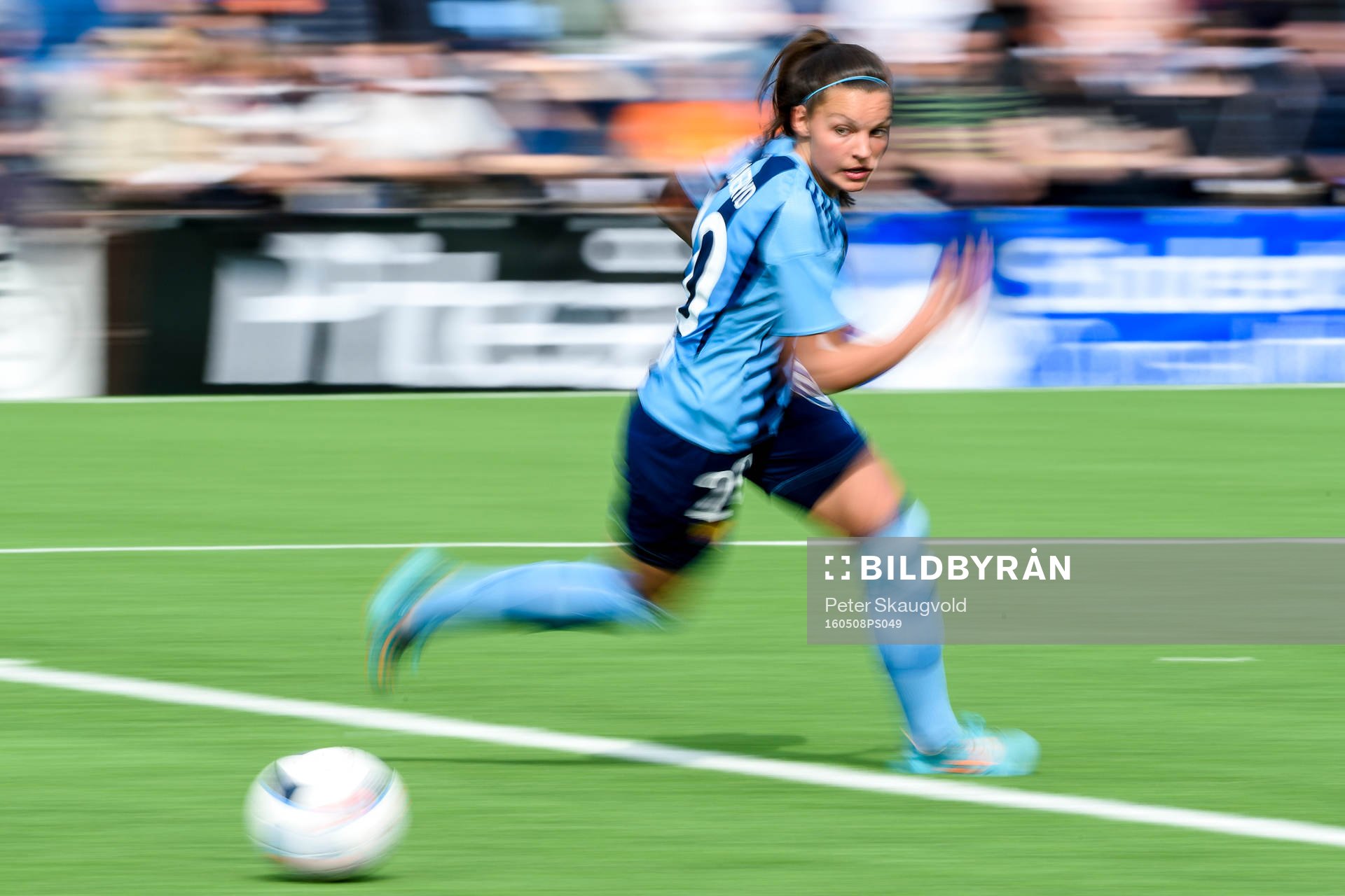 Djurgårdens Johanna Rytting Keneryd jagar i kapp bollen