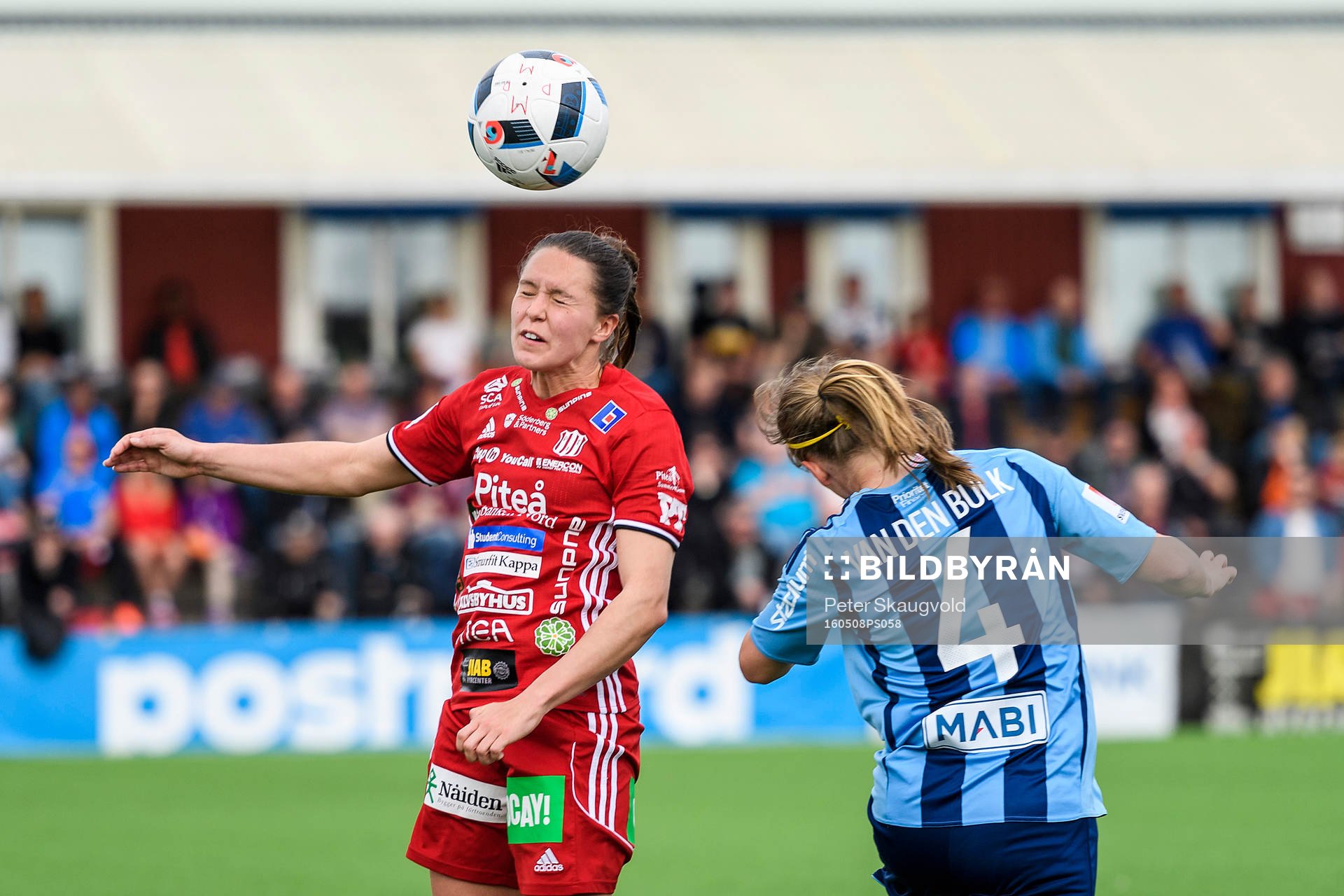 Piteås Felicia Karlsson i nickduell med Djurgårdens Michaela van den Bulk under fotbollsmatchen i Damallsvenskan mellan Piteå och Djurgården den 8 maj 2016 i Piteå.