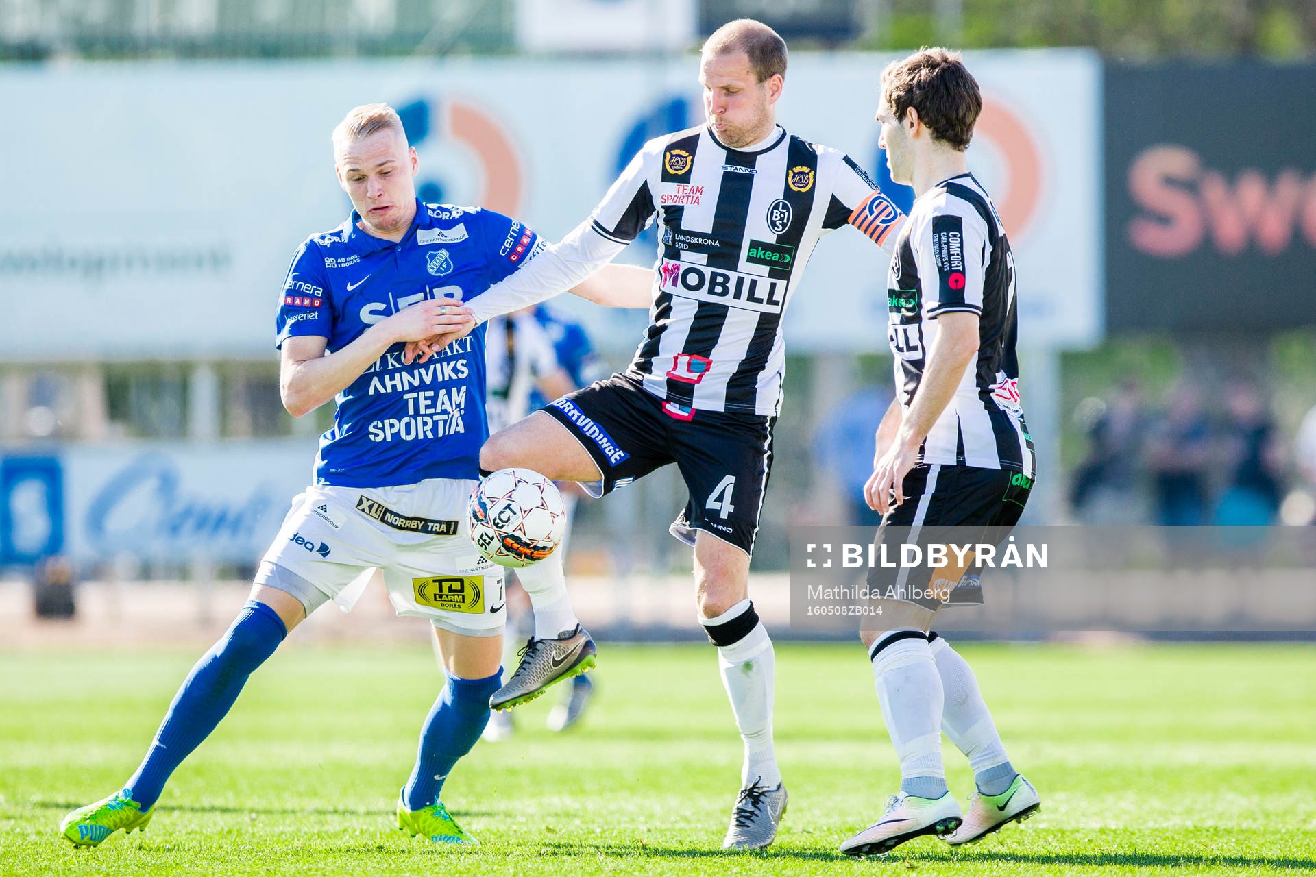 Norrbys Adam Ståhl i duell om bollen med Landskronas