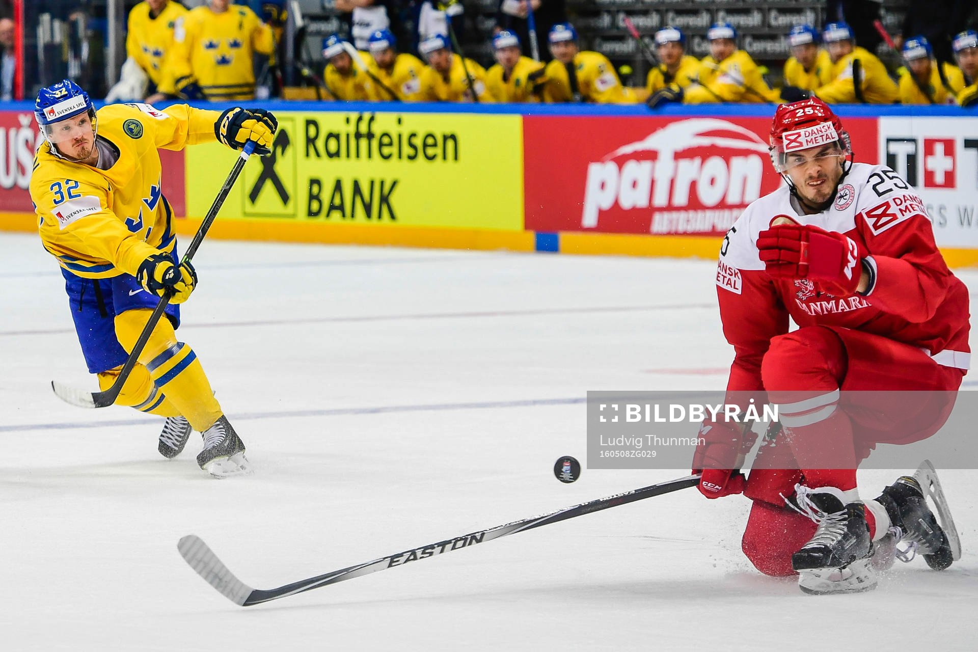 Sveriges Magnus Nygren provar skott som Danmarks Oliver