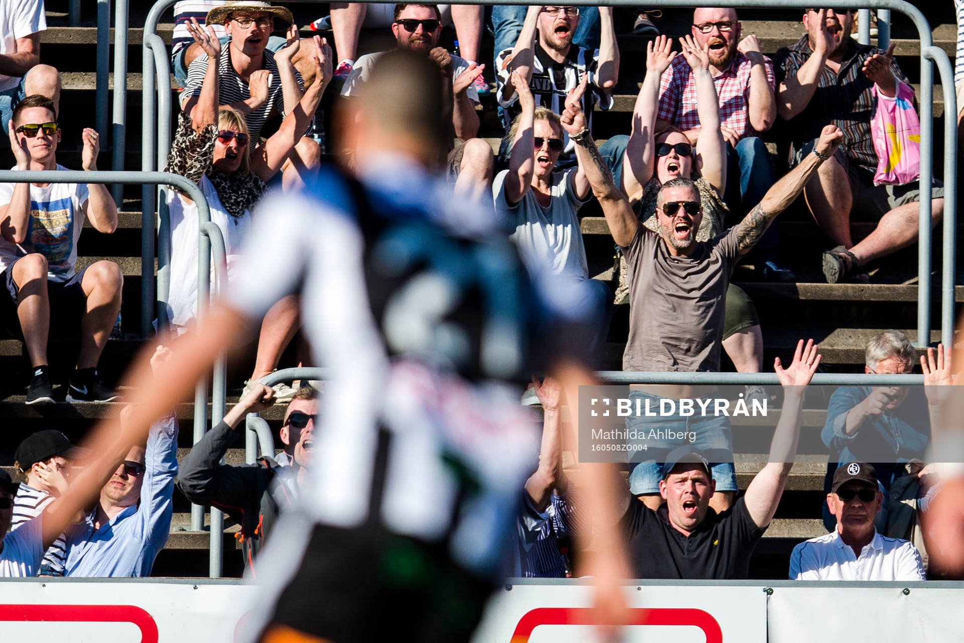 Publiken jublar efter Landskronas 2-1 mål under fotbollsmatchen i division 1  mellan Landskrona BoIS och Norrby den 8 maj 2016 i Landskrona.