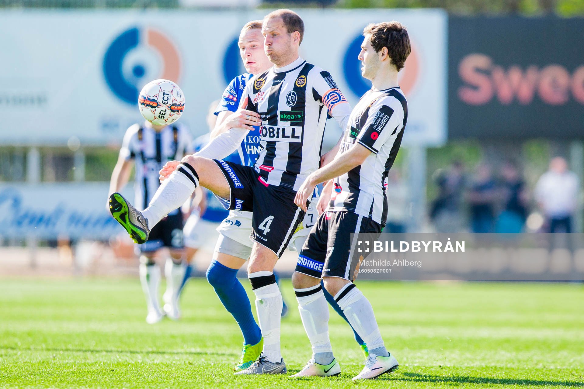 Norrbys Adam Ståhl i duell om bollen med Landskronas