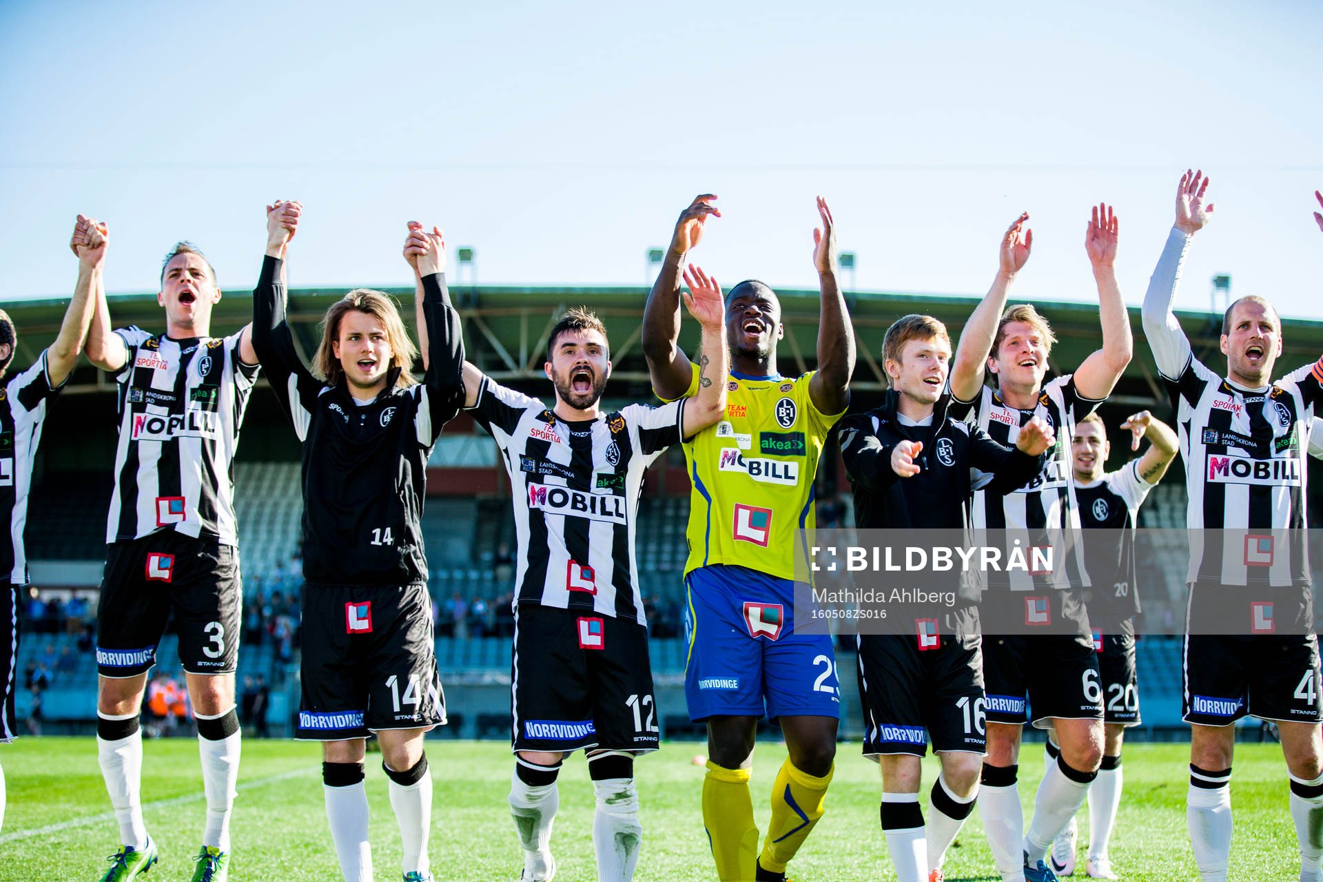 Landskronas spelare jublar mot publiken