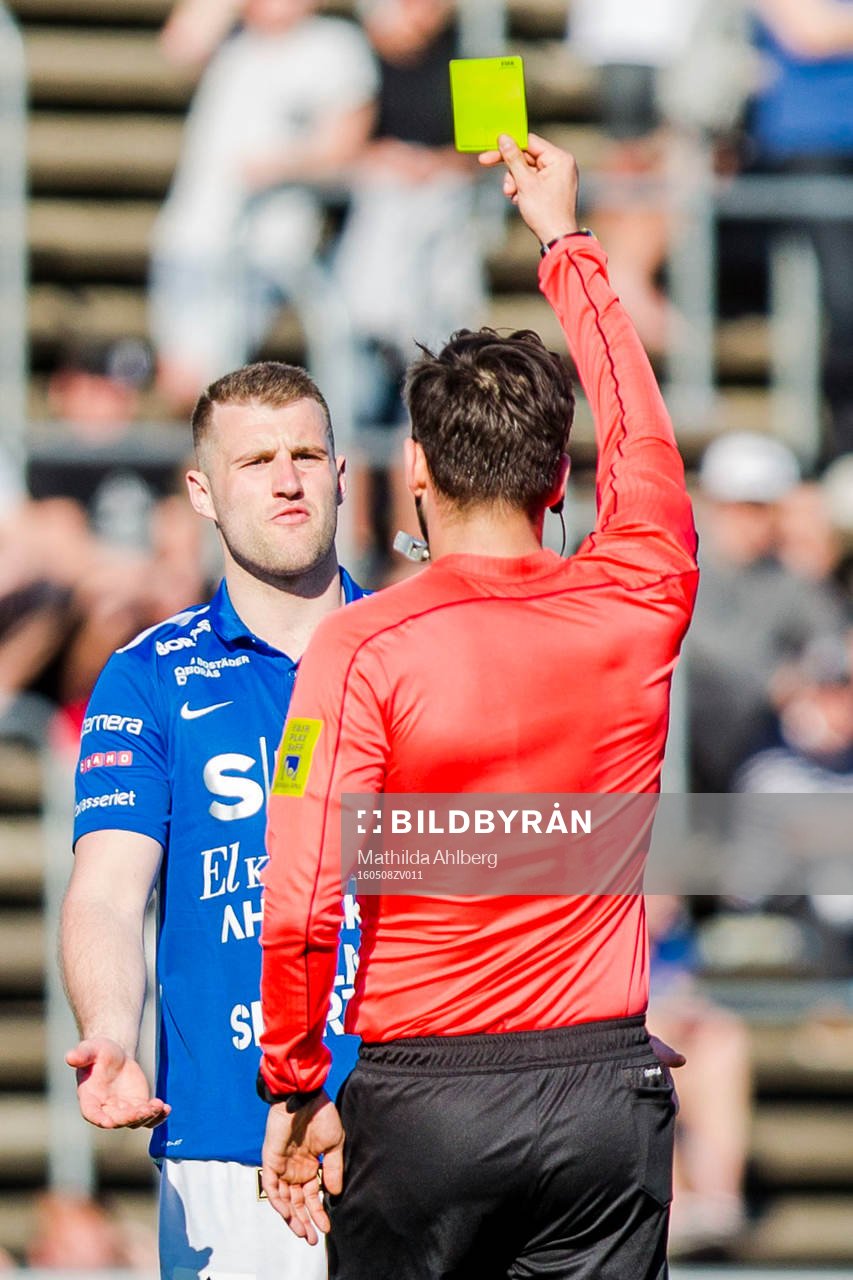 Norrbys Mehmed Dresevic får gult kort från domaren Granit