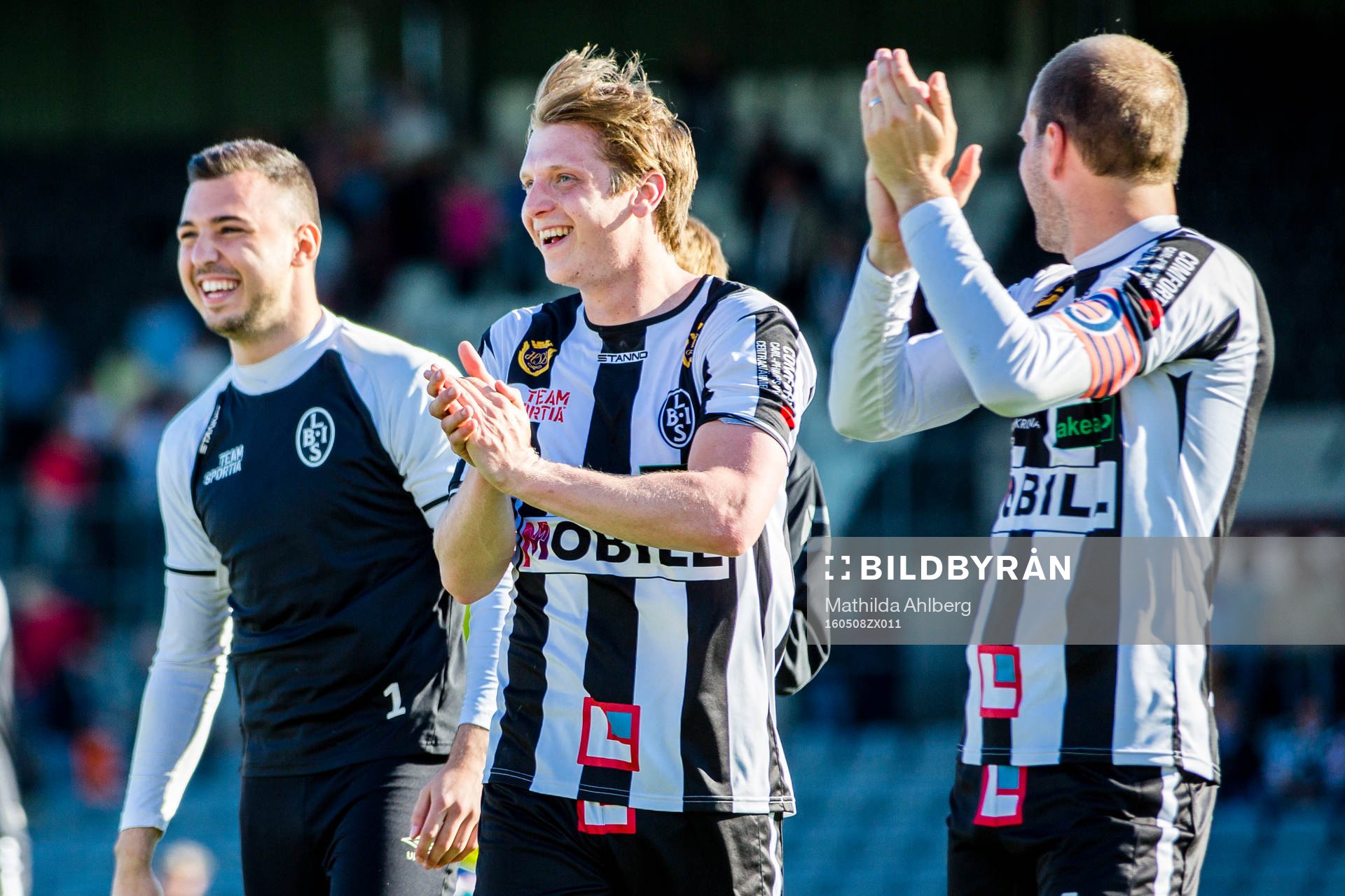 Landskronas spelare jublar mot publiken