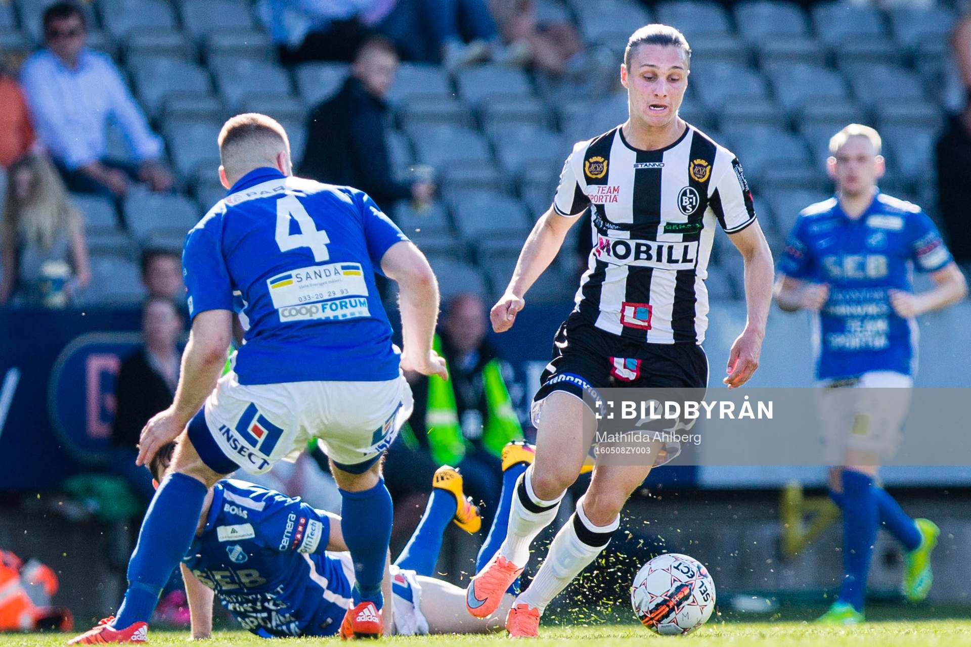 Landskronas Jonathan Levi driver med bollen
