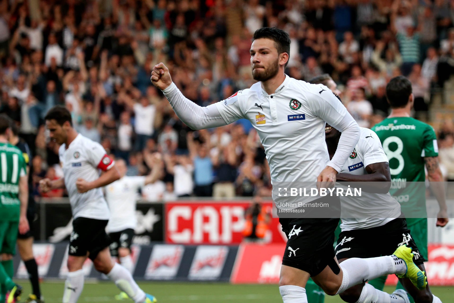 Örebros Brendan Hines-Ike jublar efter 3-2 under fotbollsmatchen i Allsvenskan mellan Örebro och Hammarby den 9 maj 2016 i Örebro.