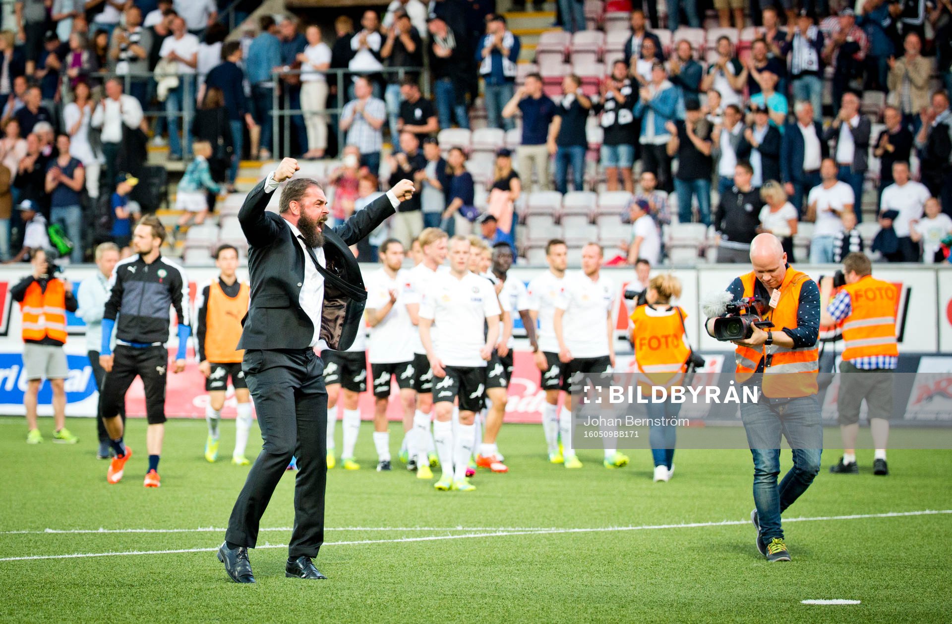 Örebros tränare Alexander Axén jublar efter matchen under fotbollsmatchen i Allsvenskan mellan Örebro och Hammarby den 9 maj 2016 i Örebro.