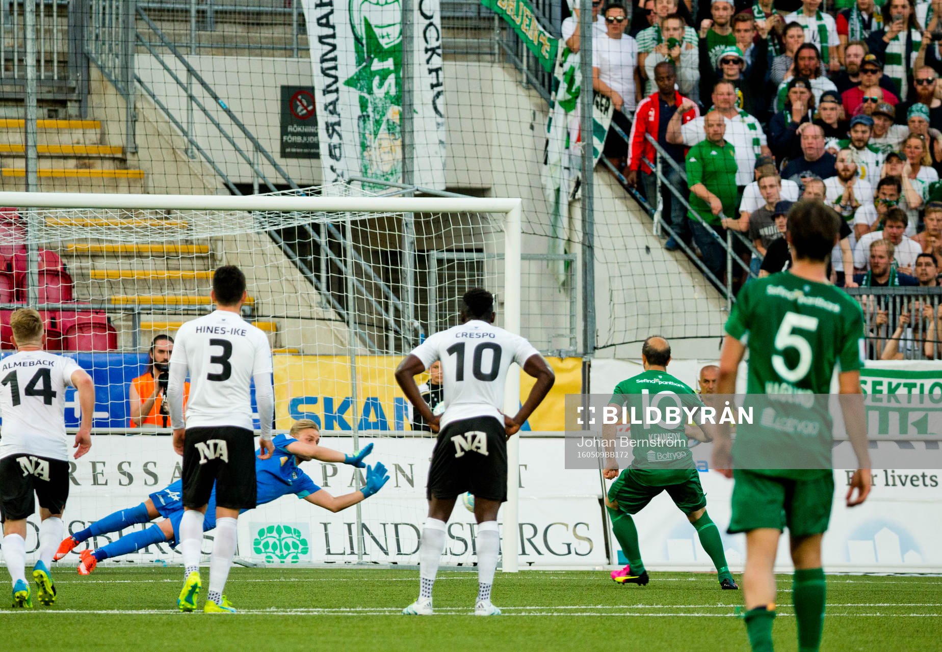 Örebros målvakt Jacob Rinne räddar Hammarbys Kennedy