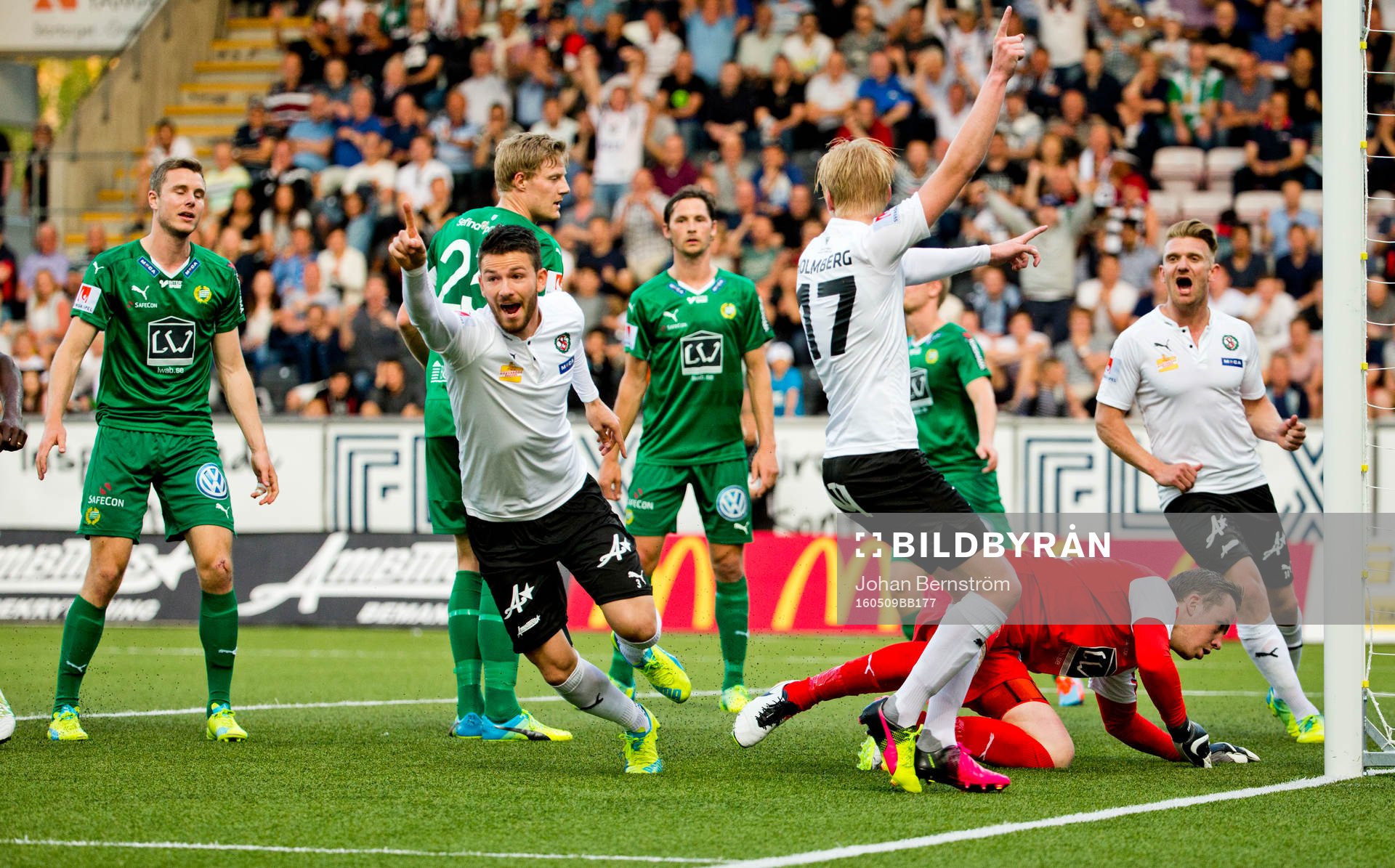 Örebros Brendan Hines-Ike gör 3-2 och jublar