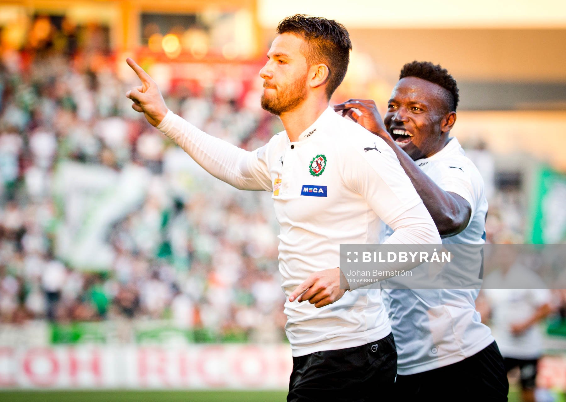 Örebros Brendan Hines-Ike gör 3-2 och jublar med Alhassan
